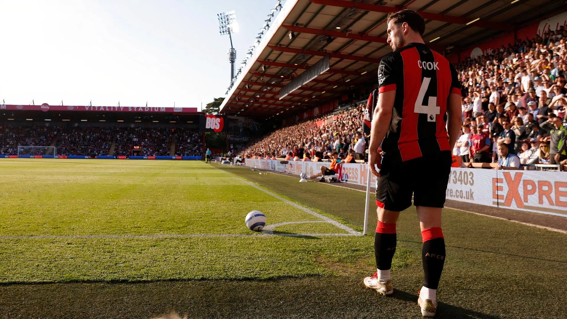 Lewis Cook, tiền vệ kỳ cựu của Bournemouth, đang là mục tiêu cho vị trí tiền vệ trung tâm của Ipswich Town, thể hiện kinh nghiệm thi đấu đỉnh cao tại Premier League.