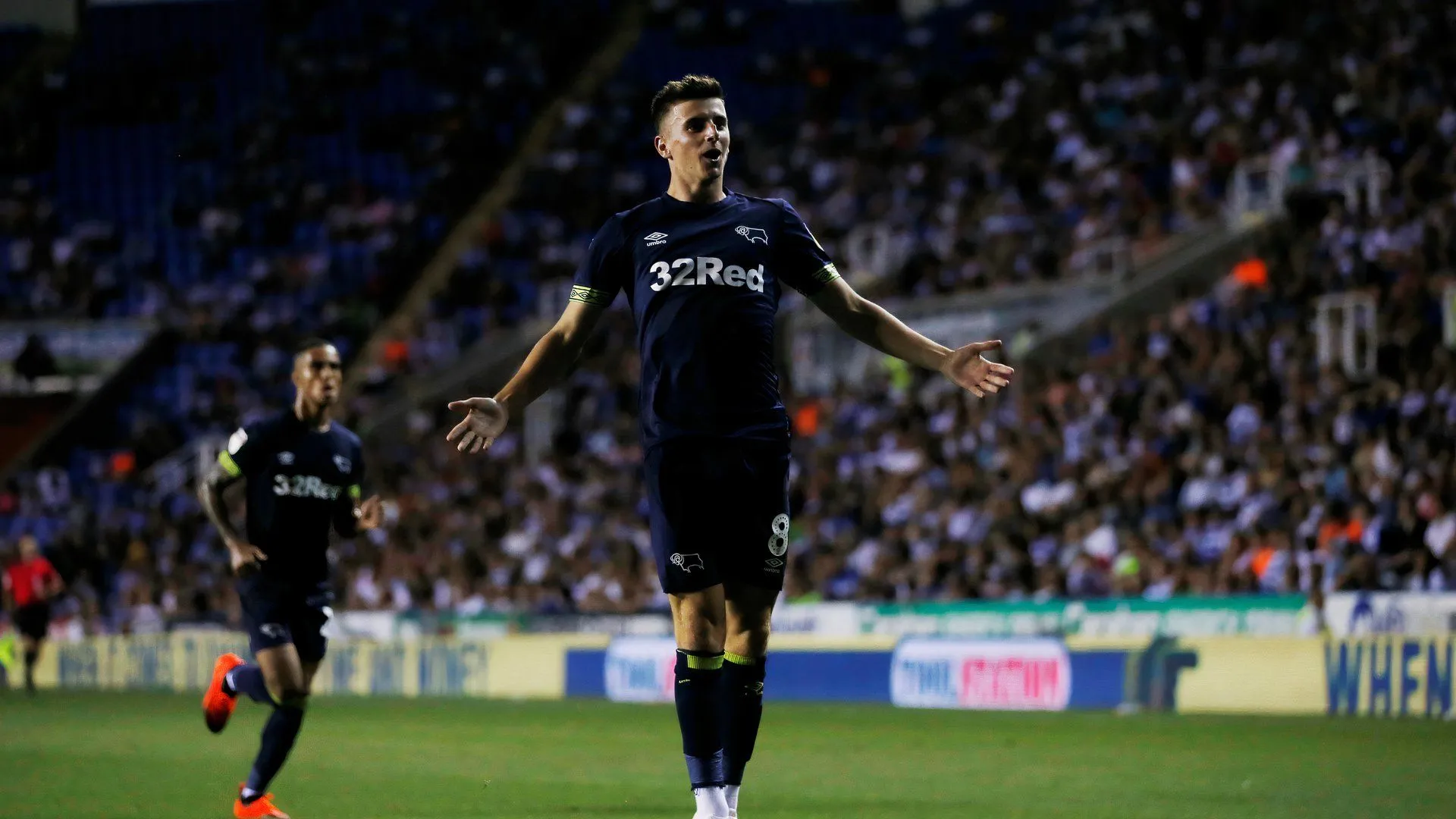 Mason Mount thi đấu cho Derby County gặp Reading tại Championship