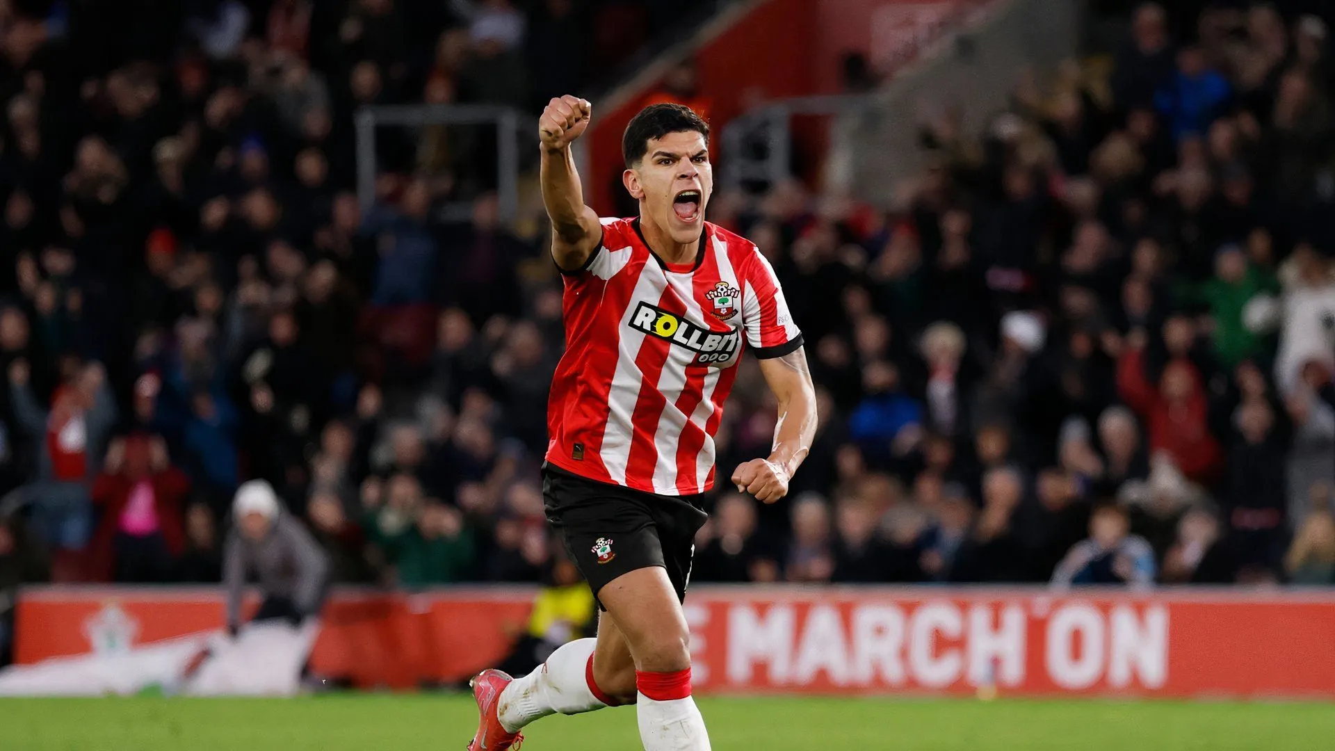 Mateus Fernandes thi đấu nổi bật trong màu áo Southampton, là ngôi sao sáng giá của CLB