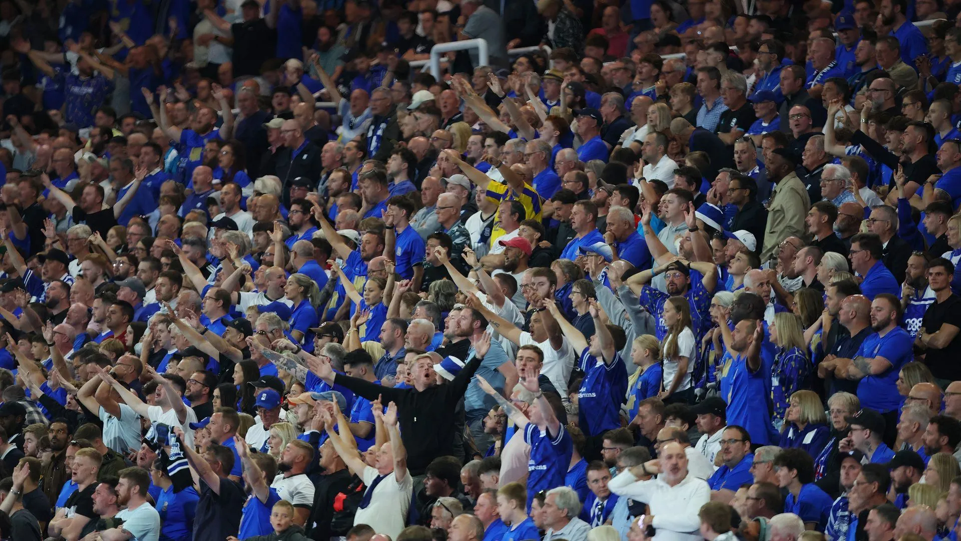 Người hâm mộ Birmingham City hừng hực khí thế trên khán đài St. Andrews