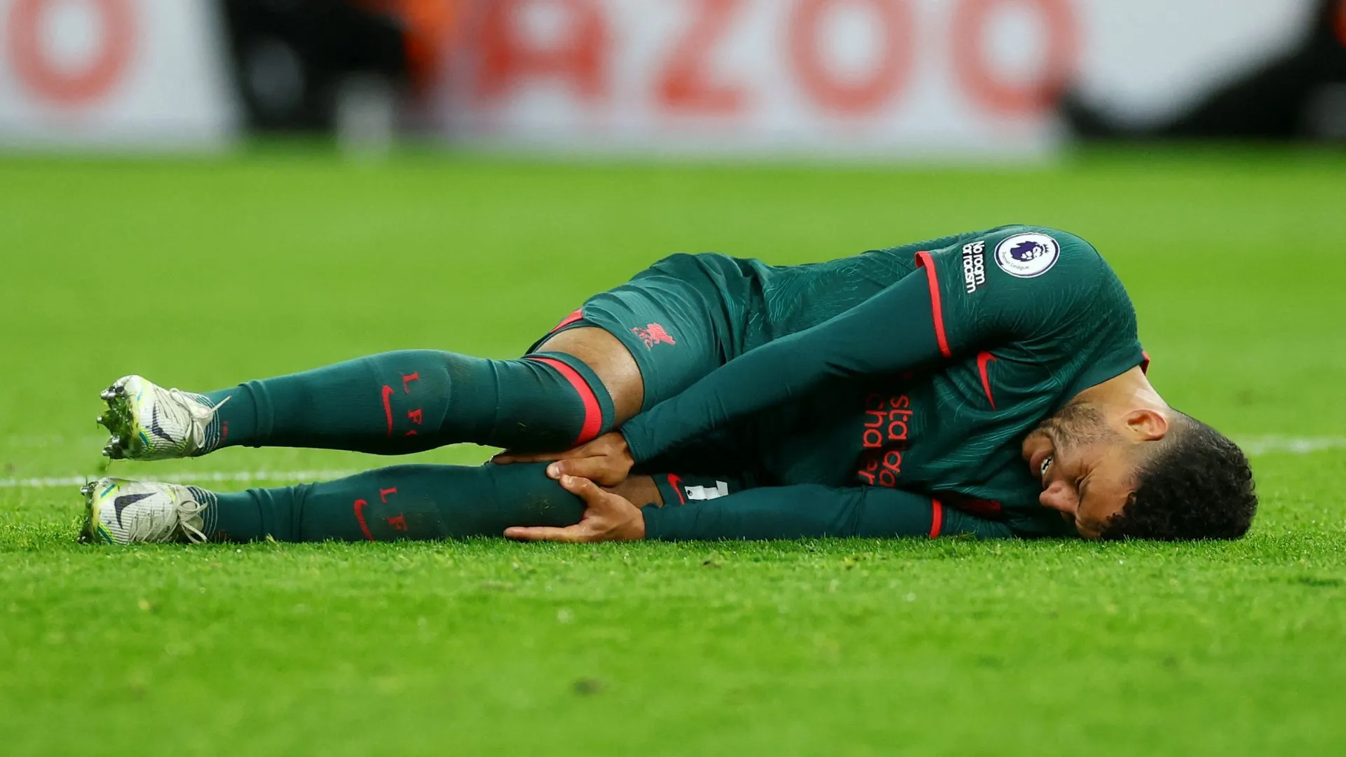 Oxlade-Chamberlain với biểu cảm suy tư, hình ảnh ẩn dụ cho những thách thức về thể lực và tương lai đầy bấp bênh mà tiền vệ này đang đối mặt trước tin đồn chuyển nhượng đến Birmingham City.