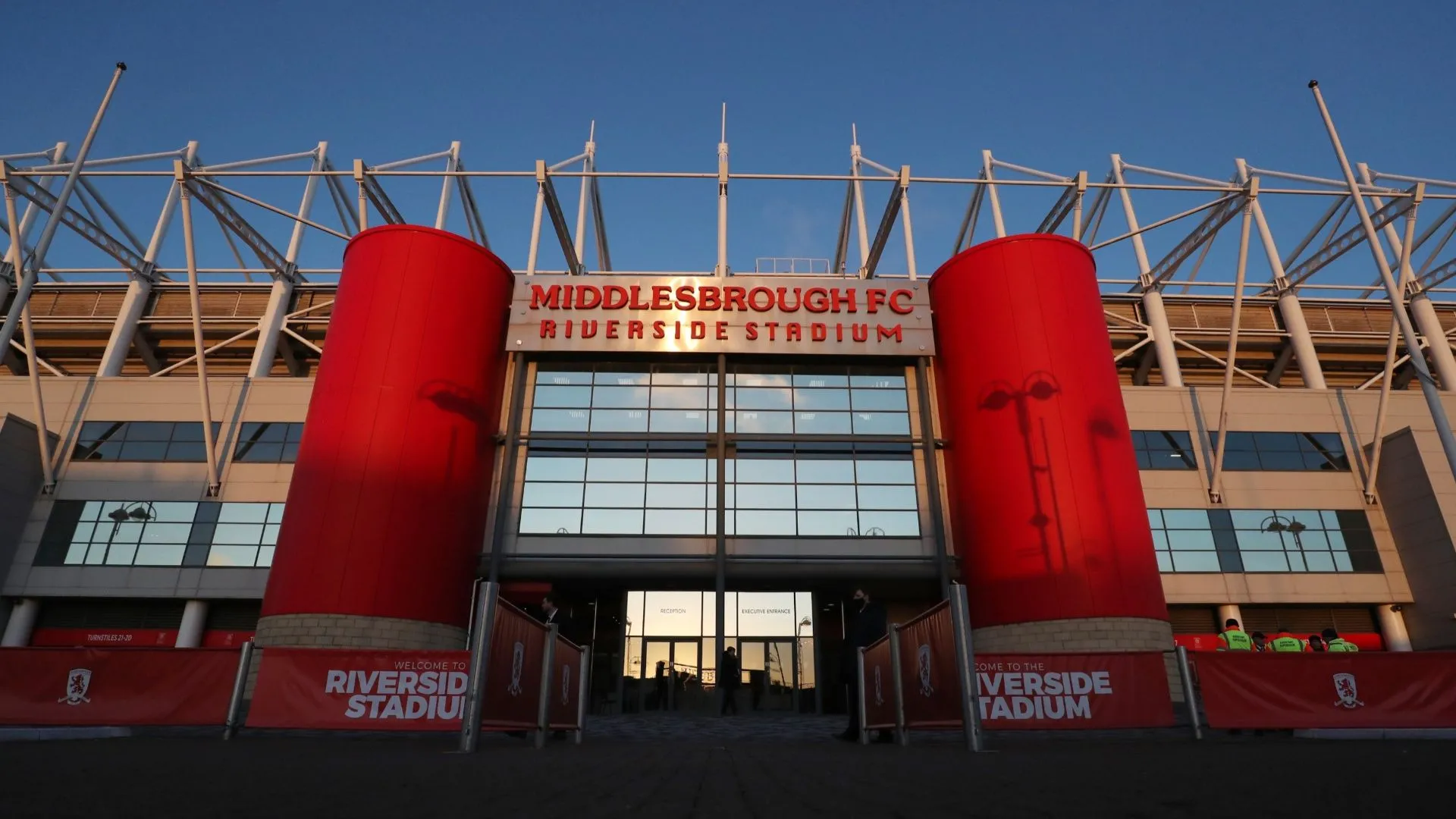 Sân Riverside của Middlesbrough rực rỡ dưới ánh nắng chiều