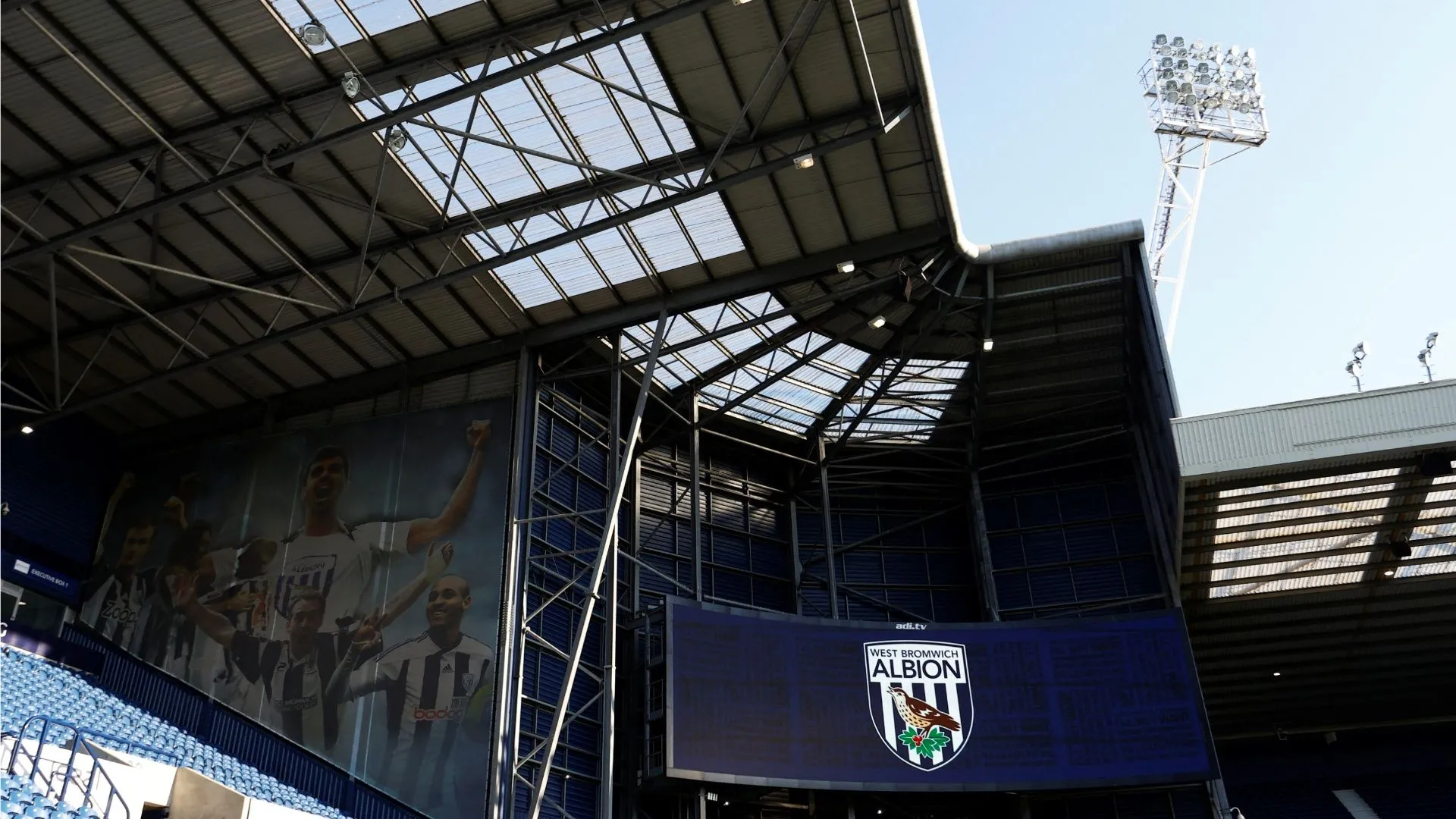 Sân The Hawthorns của West Bromwich Albion rực sáng dưới ánh đèn