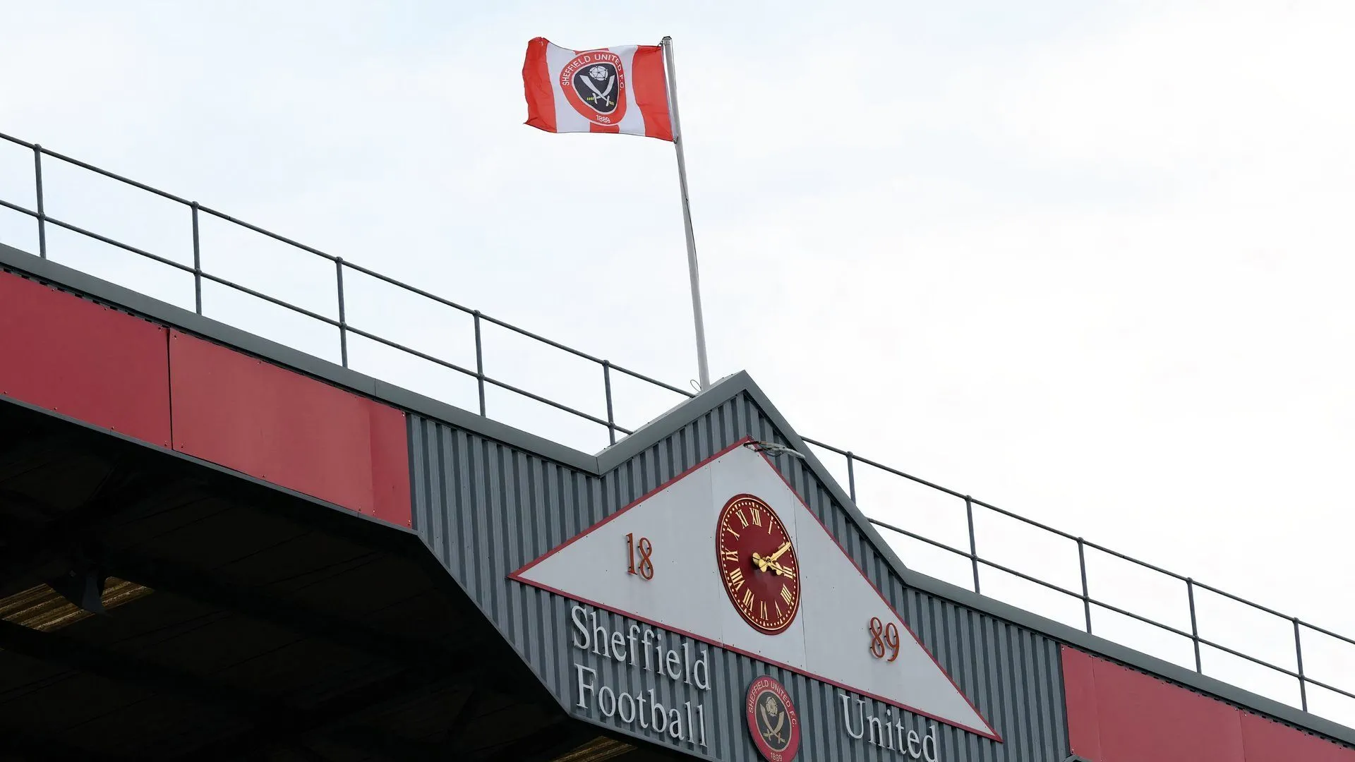 Sân vận động Bramall Lane rực rỡ dưới ánh nắng, biểu tượng của niềm tự hào Sheffield United và khát vọng chinh phục Premier League.