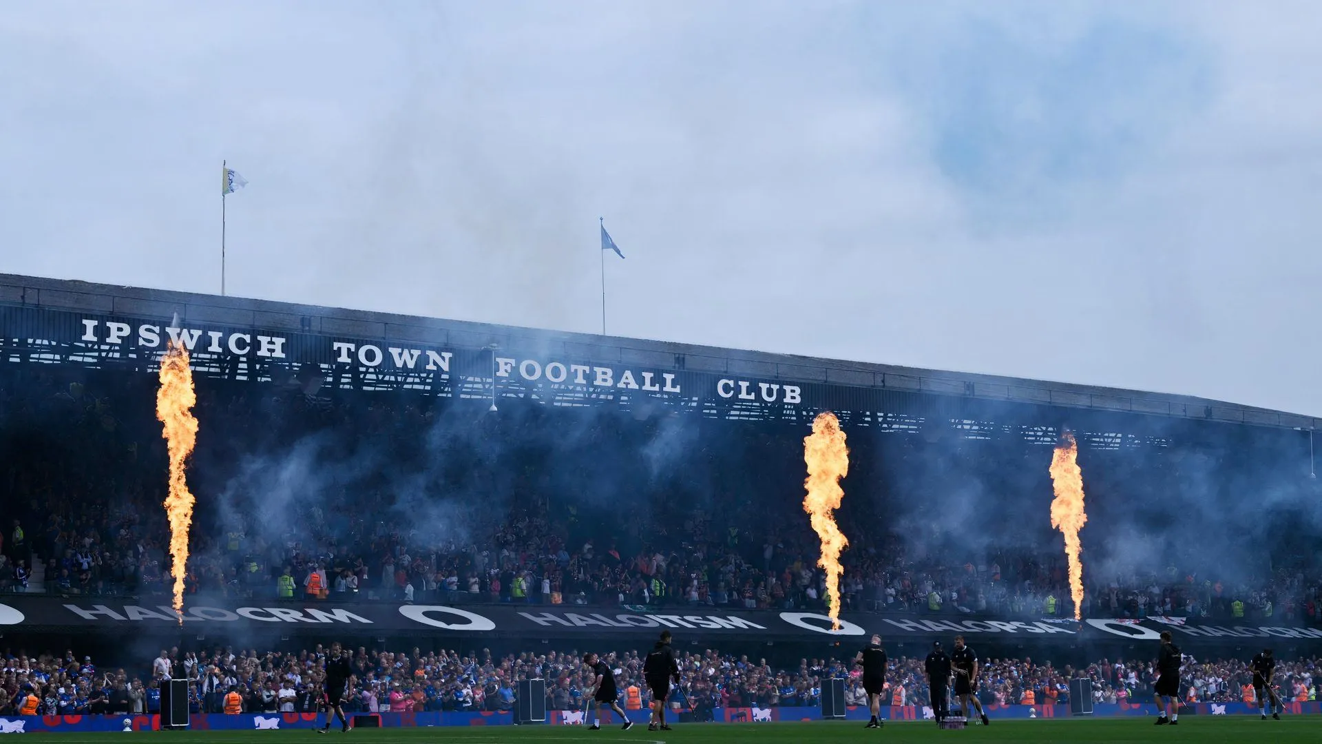 Sân vận động Portman Road rực rỡ ánh đèn trước trận đấu, biểu tượng cho khát vọng Premier League của Ipswich Town.