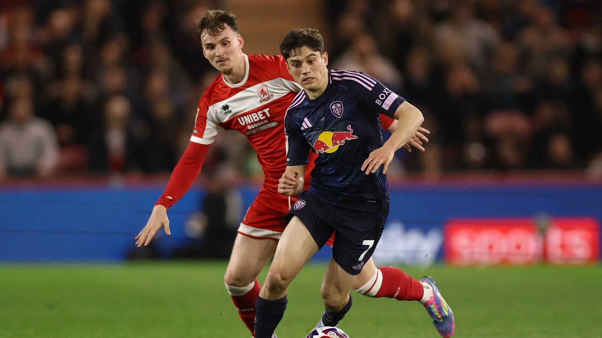 Sân vận động Riverside của Middlesbrough dưới ánh hoàng hôn lung linh, nơi tương lai của Rav van den Berg đang được định đoạt.