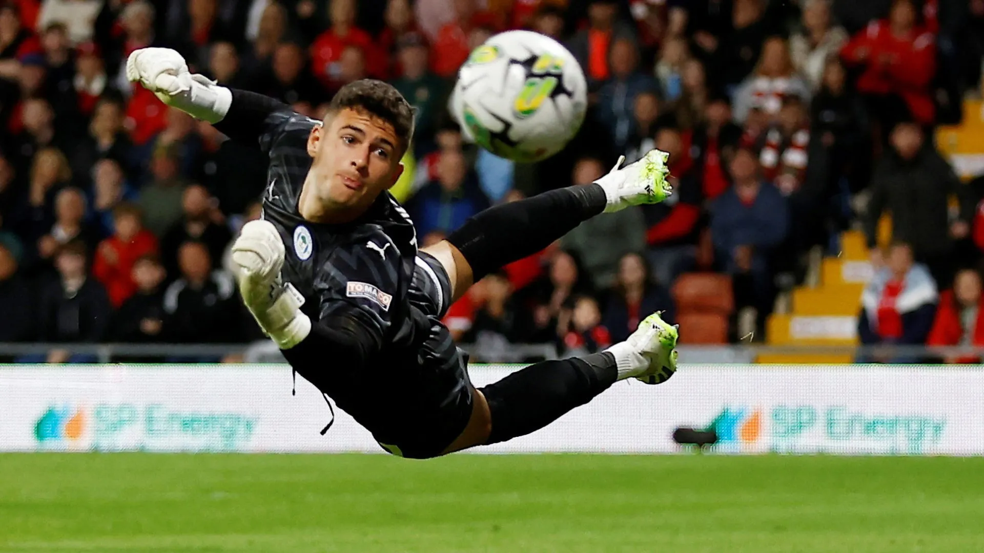 Thủ môn Sam Tickle, mục tiêu chuyển nhượng của Sheffield United, trong màu áo câu lạc bộ Wigan Athletic.