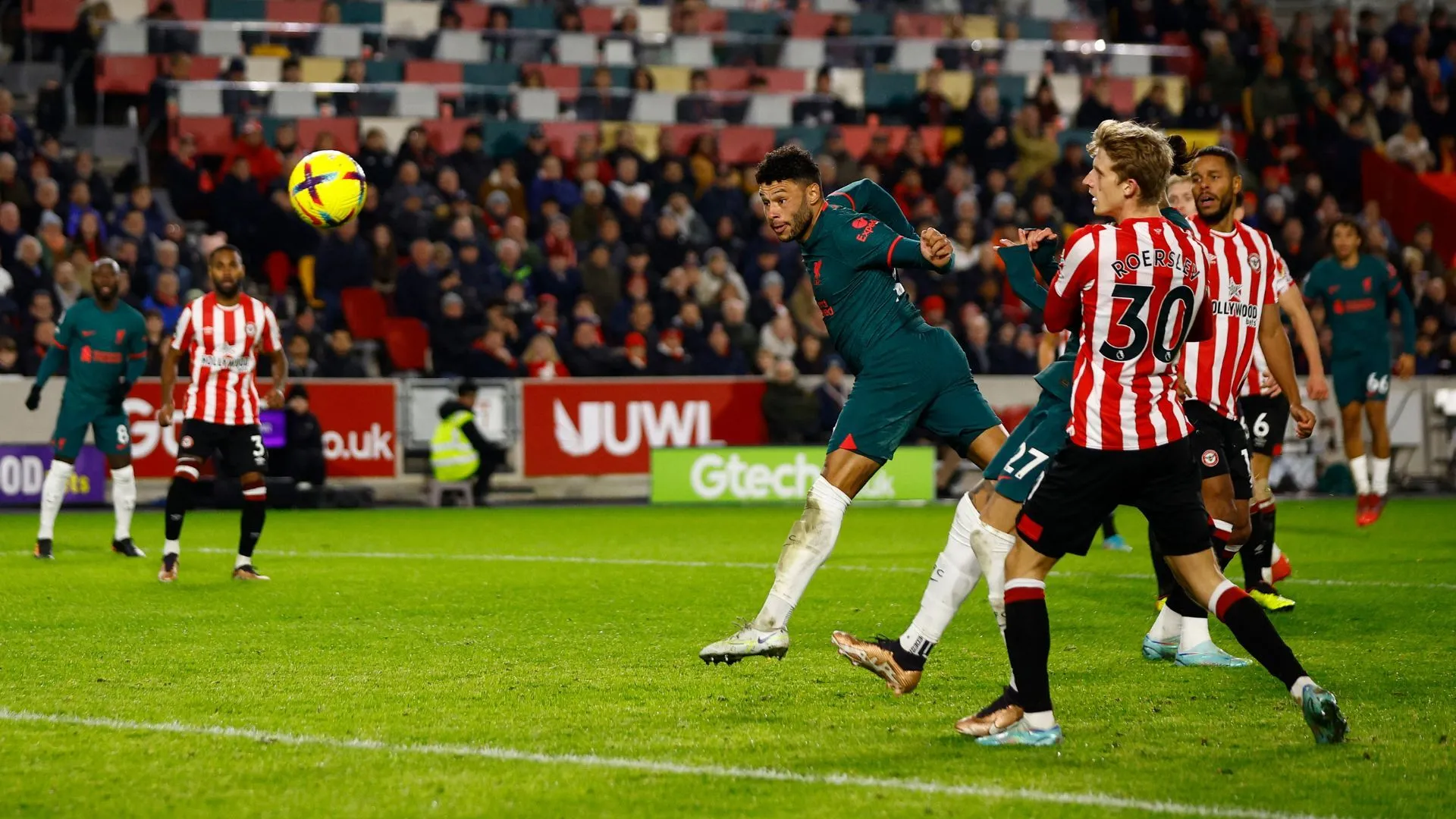 Tiền vệ Alex Oxlade-Chamberlain trong một pha tranh chấp quyết liệt, gợi nhắc về phong độ đỉnh cao anh từng có khi còn khoác áo Liverpool, liệu Birmingham City có dám mạo hiểm?
