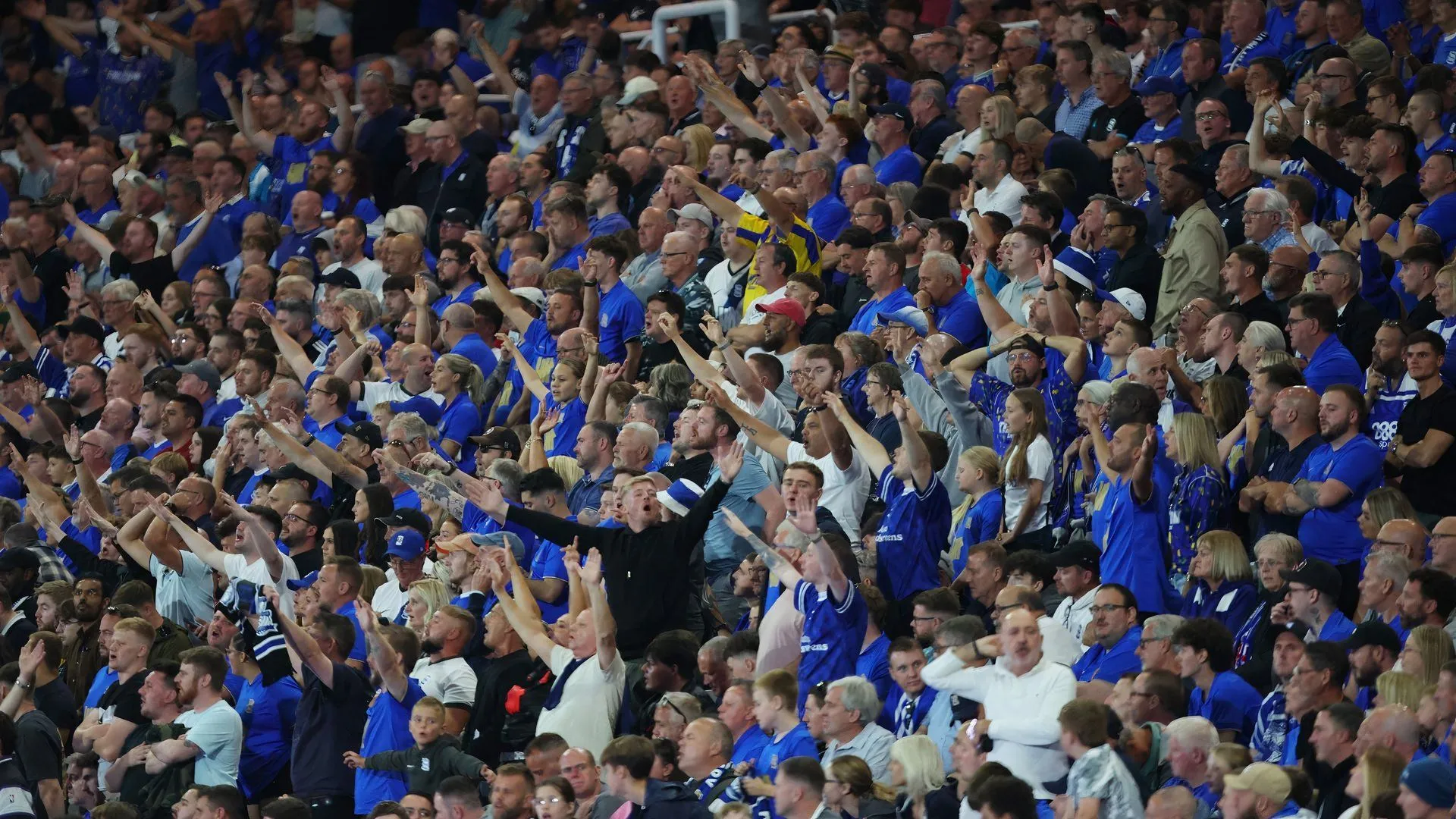 Fan hâm mộ Birmingham City ăn mừng cuồng nhiệt trên khán đài trước Ipswich Town