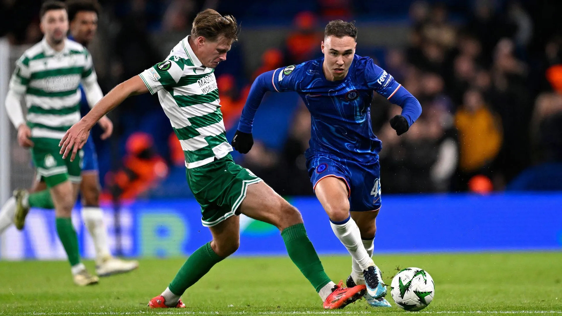 Harvey Vale trong màu áo Chelsea đối đầu Shamrock Rovers, thể hiện kỹ năng kiểm soát bóng điêu luyện