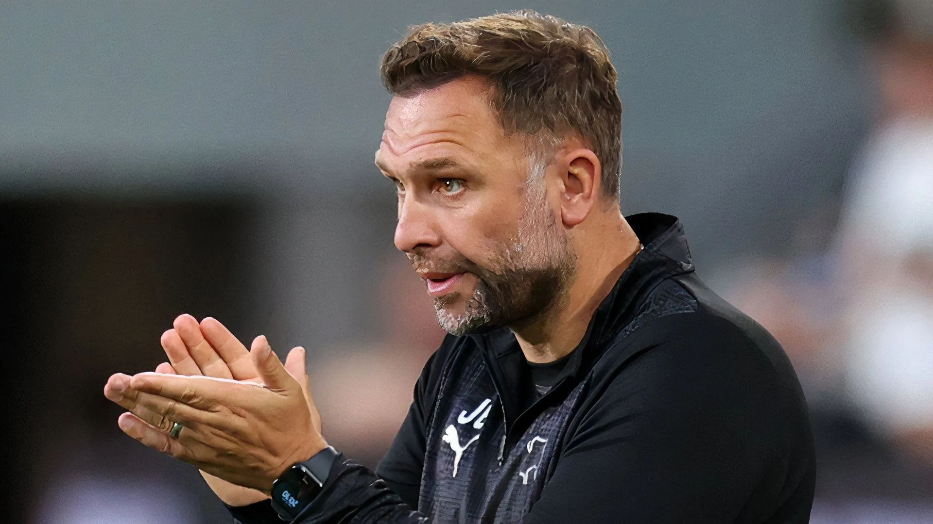 HLV John Eustace của Derby County trên đường biên, mong mỏi tìm kiếm một tài năng như Mason Mount cho đội hình.