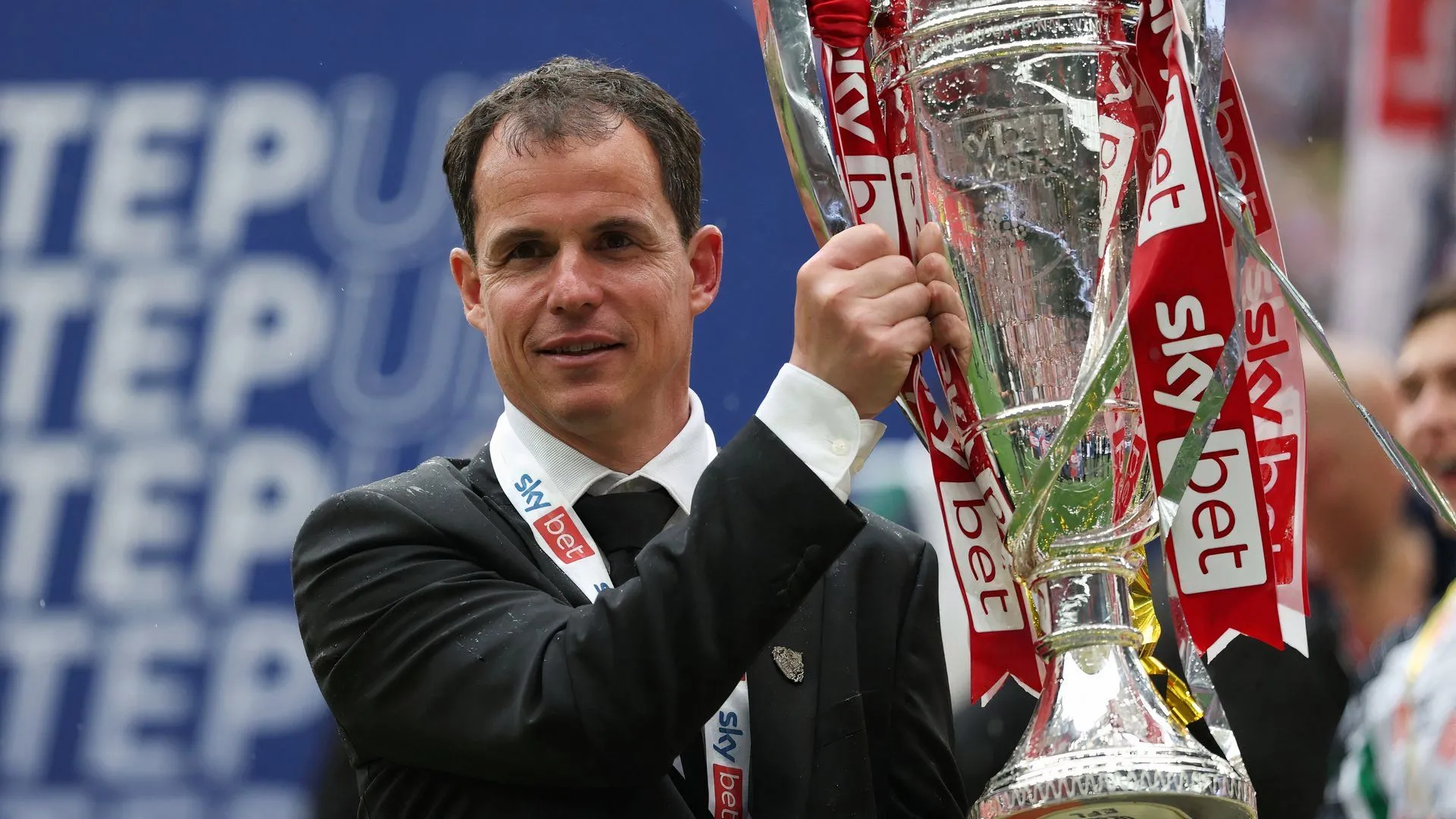 HLV Régis Le Bris ăn mừng cùng Sunderland sau chiến thắng play-off Championship và giành quyền thăng hạng Premier League
