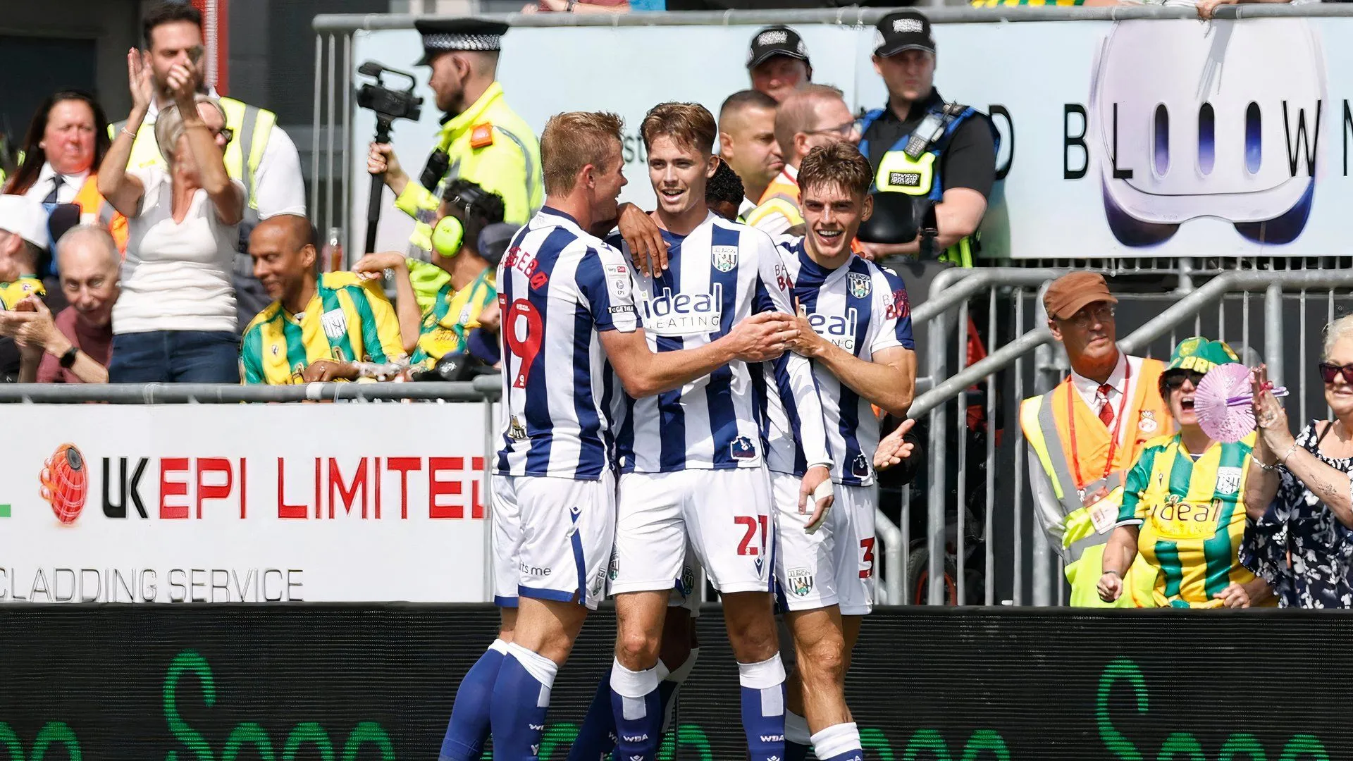 Isaac Price ghi bàn cho West Brom trong trận gặp Wrexham