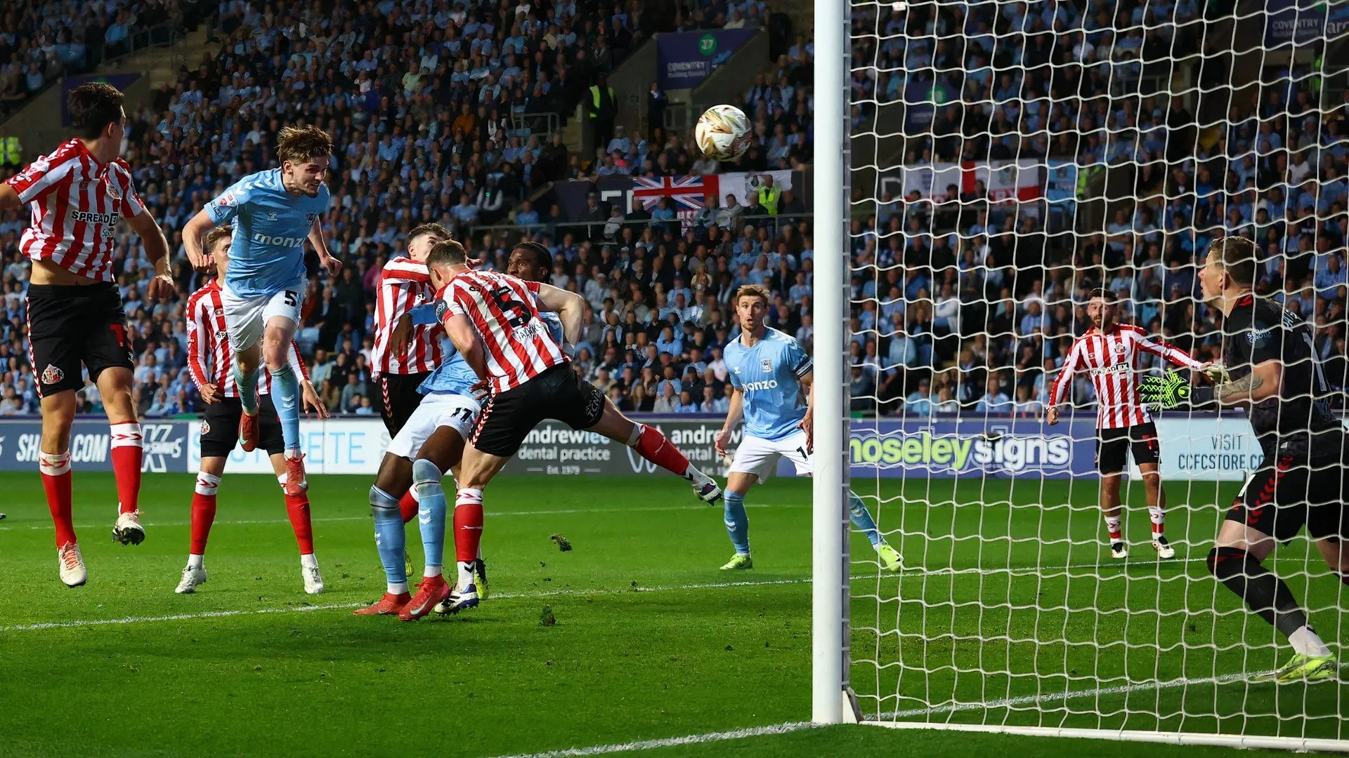 Jack Rudoni ghi bàn cho Coventry City trong trận gặp Sunderland
