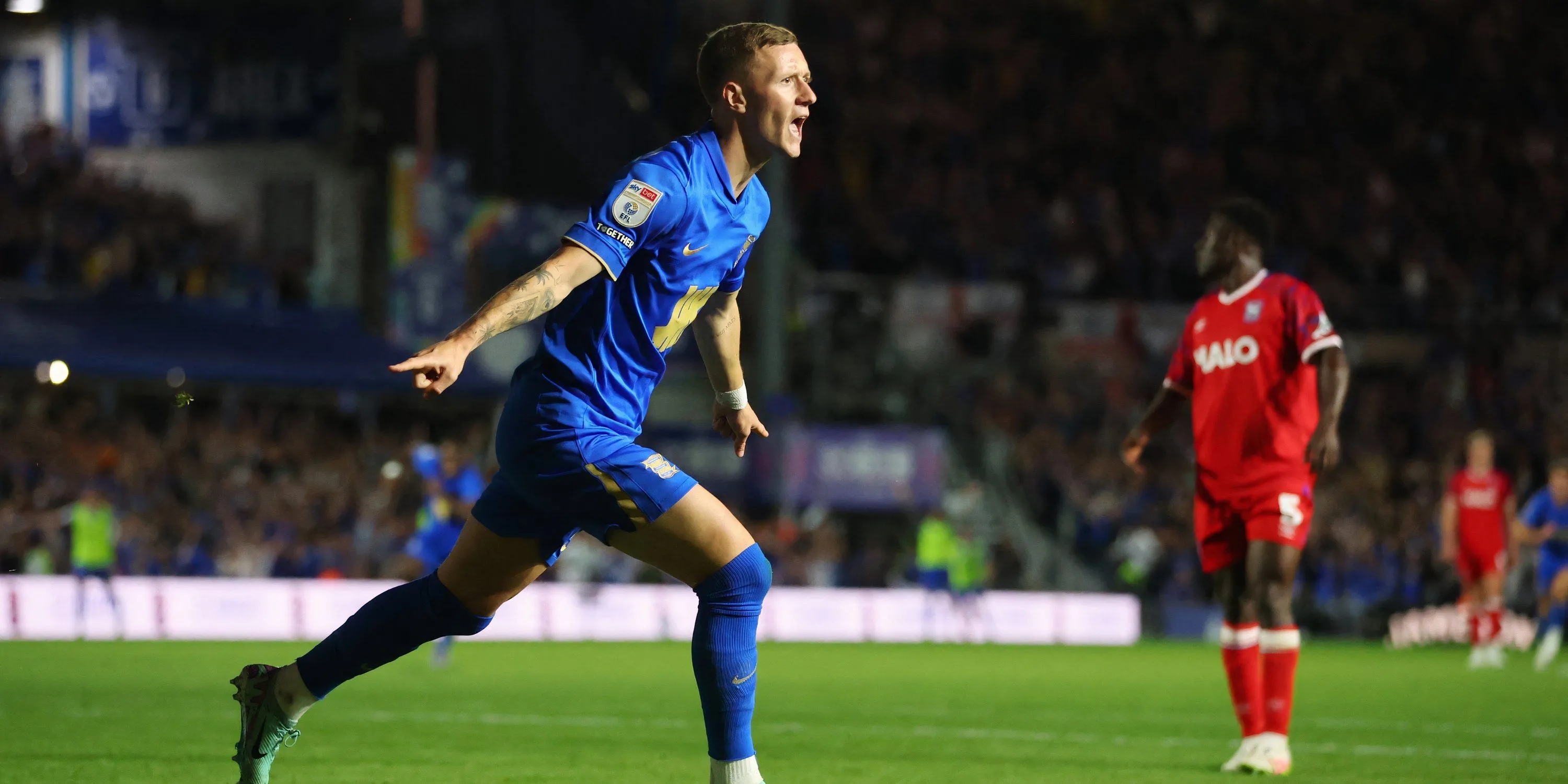 Jay Stansfield ăn mừng bàn thắng tại sân St Andrew's của Birmingham City