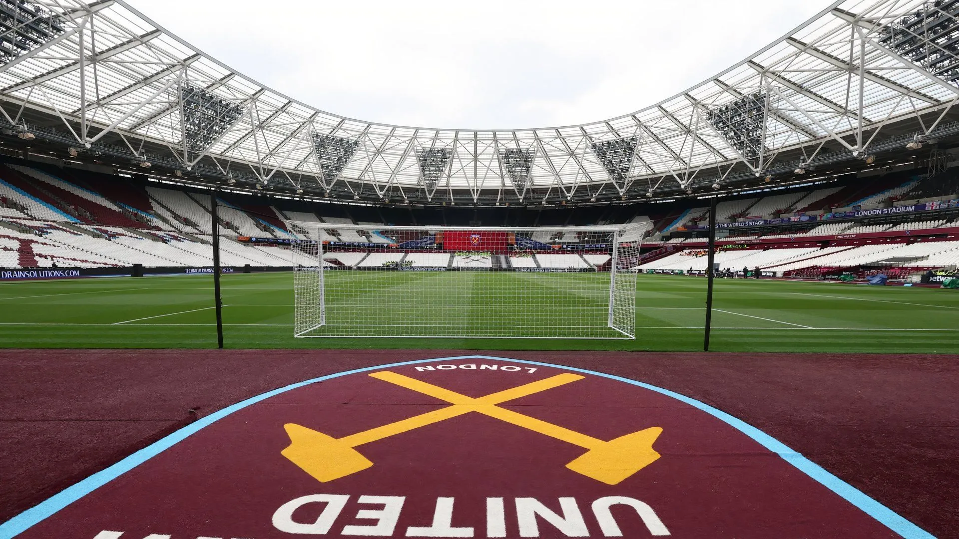 Khung cảnh bên ngoài London Stadium, sân nhà của West Ham