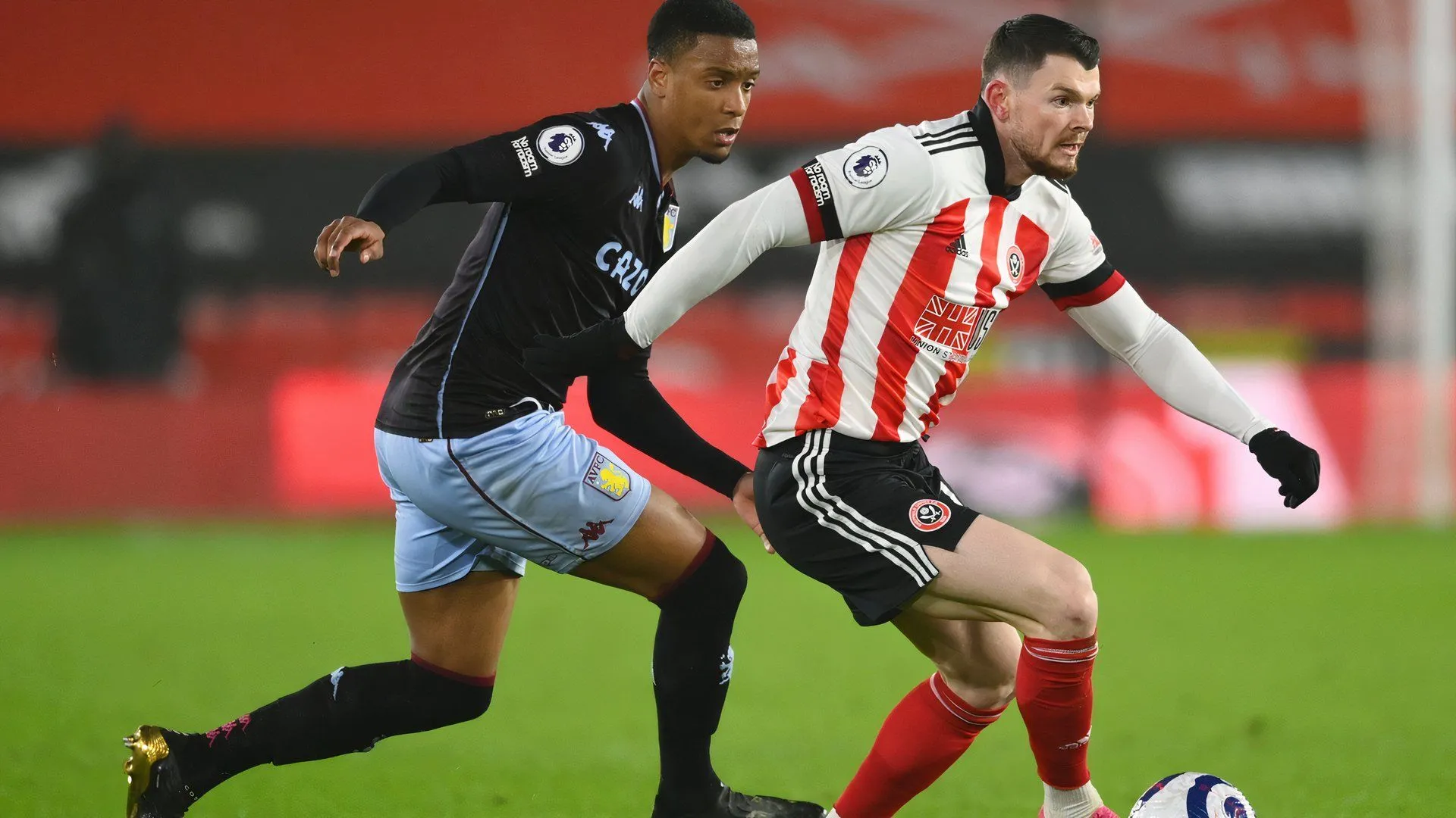 Oliver Burke ăn mừng bàn thắng cùng đồng đội Union Berlin sau cú hat-trick lịch sử, khuôn mặt rạng rỡ, đầy tự tin