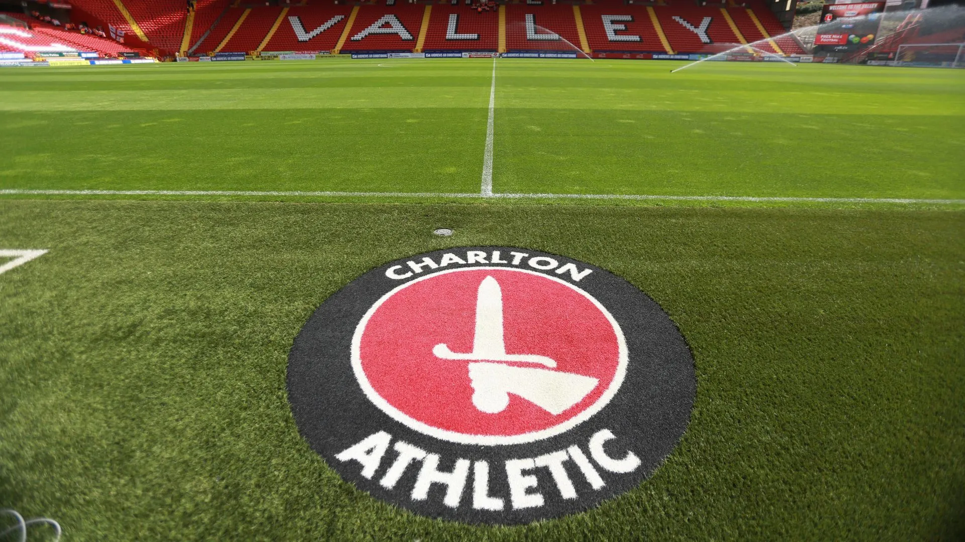 Sân vận động The Valley của Charlton Athletic rực rỡ dưới nắng