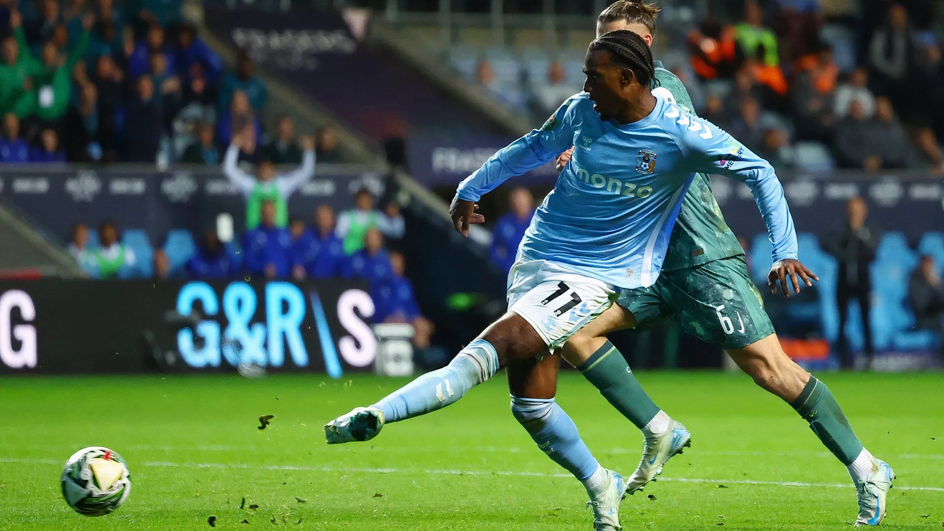 Tiền đạo Haji Wright của Coventry City trong trận gặp Tottenham Hotspur
