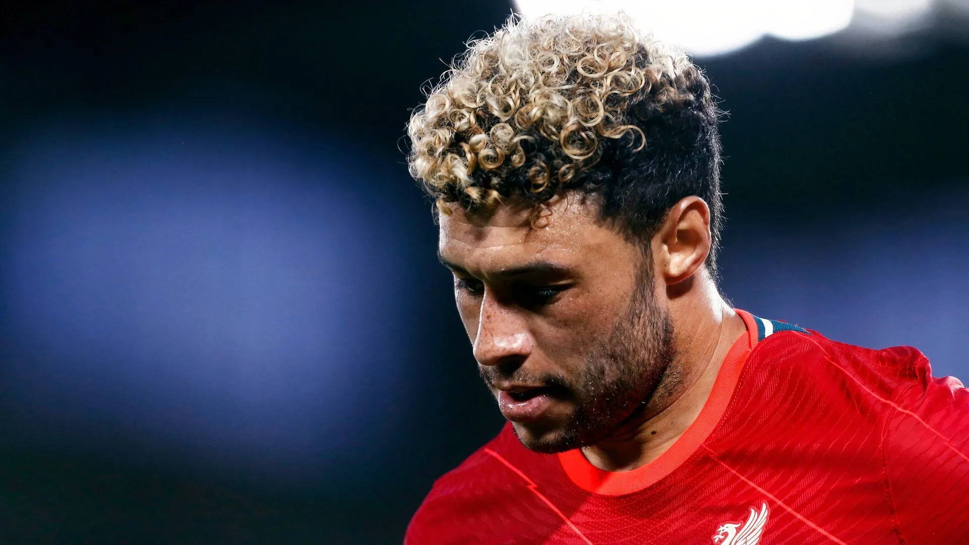 Alex Oxlade-Chamberlain trong pha đi bóng tấn công, đại diện cho chất sáng tạo từ tuyến hai