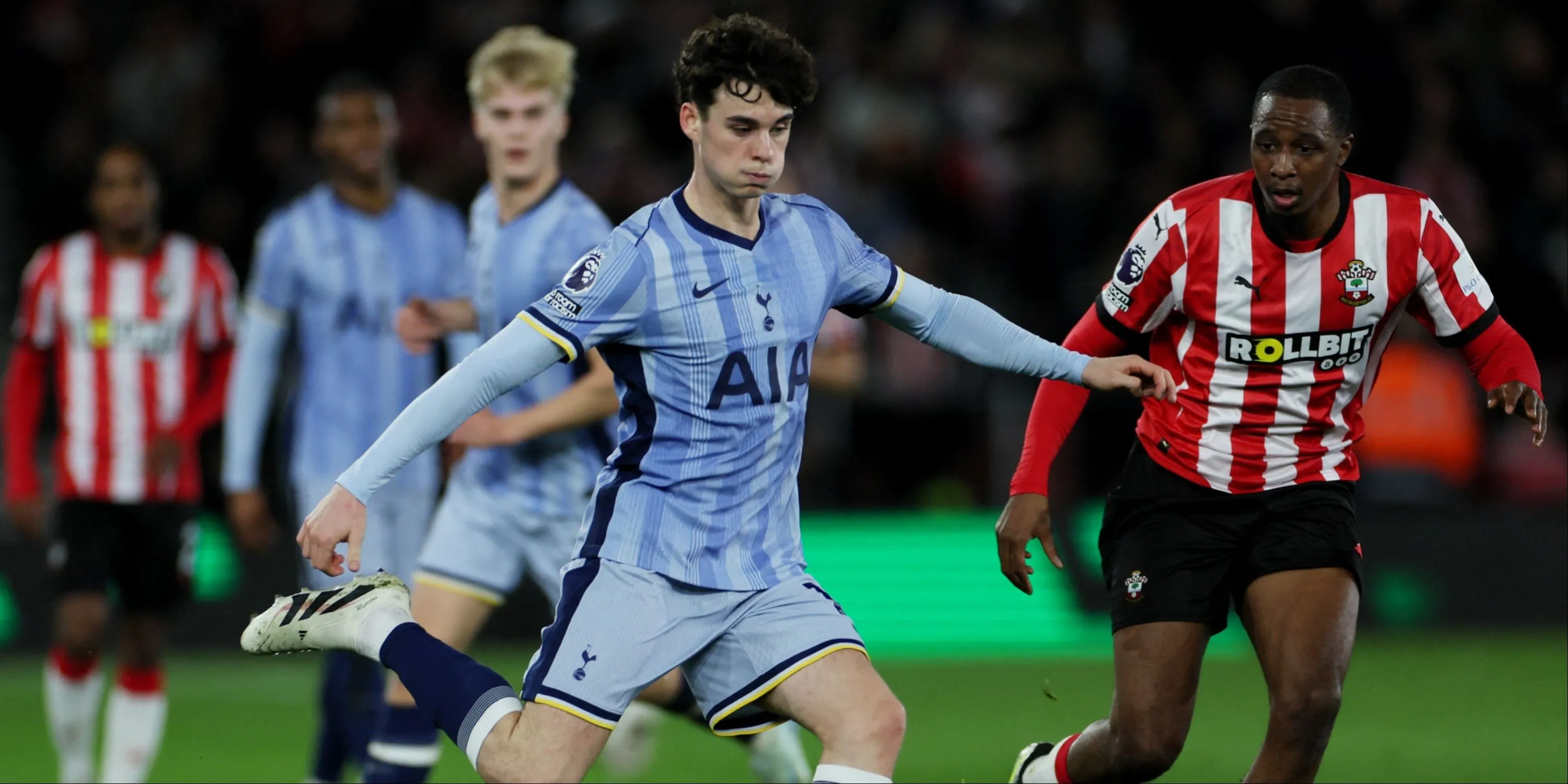 Archie Gray trong màu áo Tottenham, biểu tượng đa năng của hàng tiền vệ trẻ