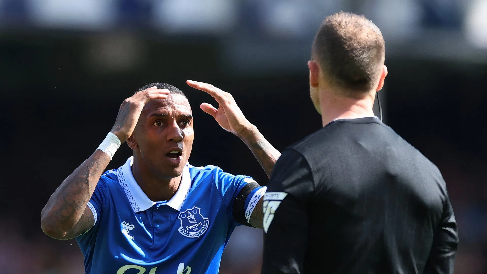 Ashley Young với nét điềm tĩnh của một cựu binh, mang kinh nghiệm Premier League đến Portman Road