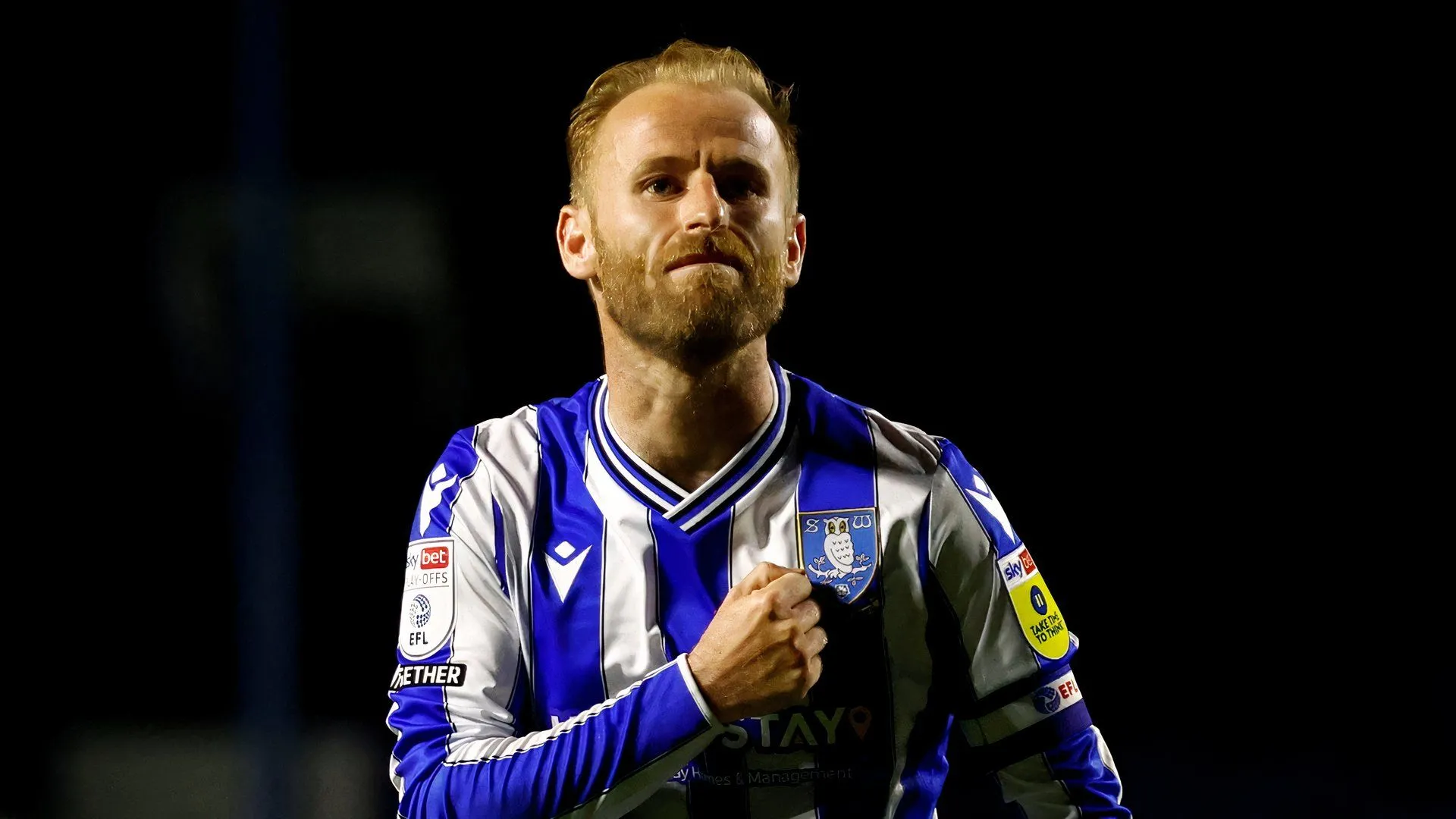 Barry Bannan với tấm băng đội trưởng tại Sheffield Wednesday, biểu tượng lãnh đạo ở Championship