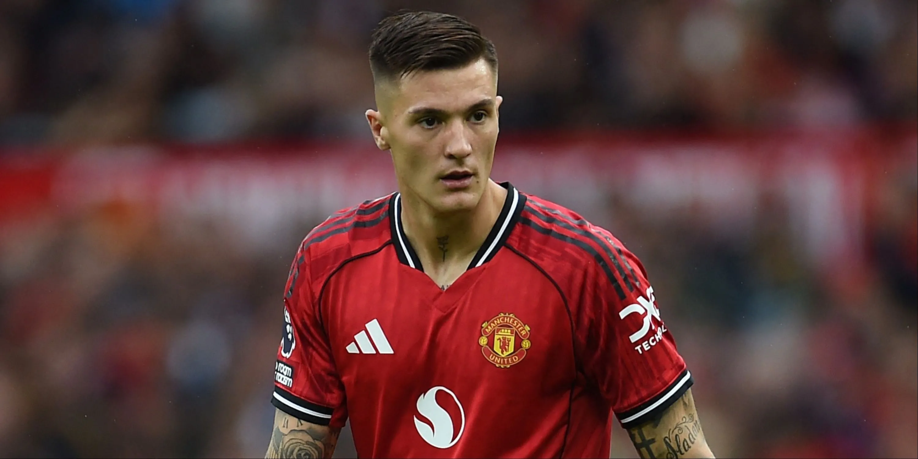 Benjamin Sesko bật cao tranh chấp, mẫu tiền đạo toàn diện cho Man Utd