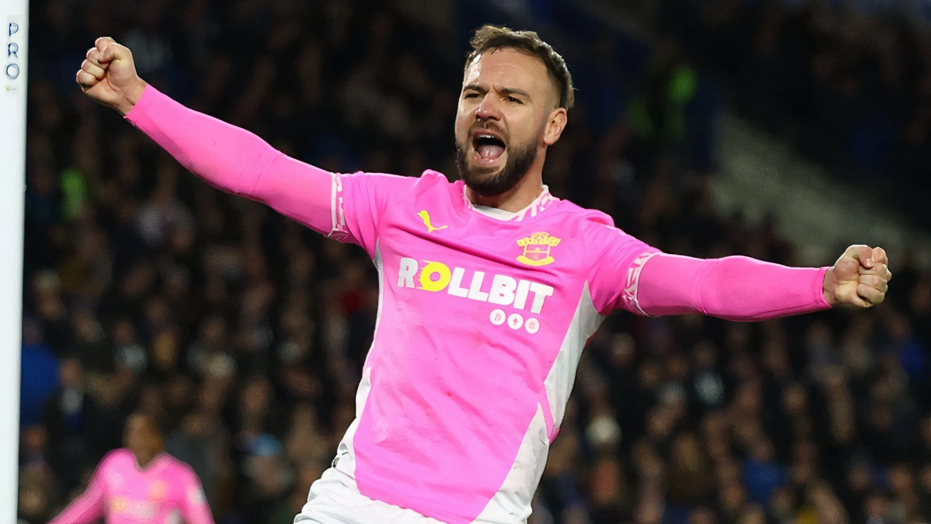 Cầu thủ Southampton ăn mừng bàn thắng chung, thể hiện khát vọng thăng hạng và tinh thần đồng đội trên bờ biển Nam