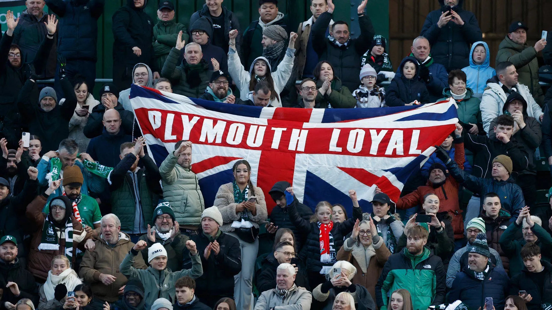 CĐV Plymouth Argyle phẫn nộ, đòi thay đổi tại Home Park