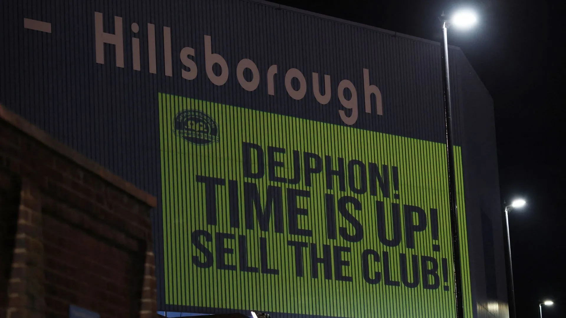 CĐV Sheffield Wednesday tụ tập trước cổng Hillsborough thể hiện phản đối và hy vọng mới