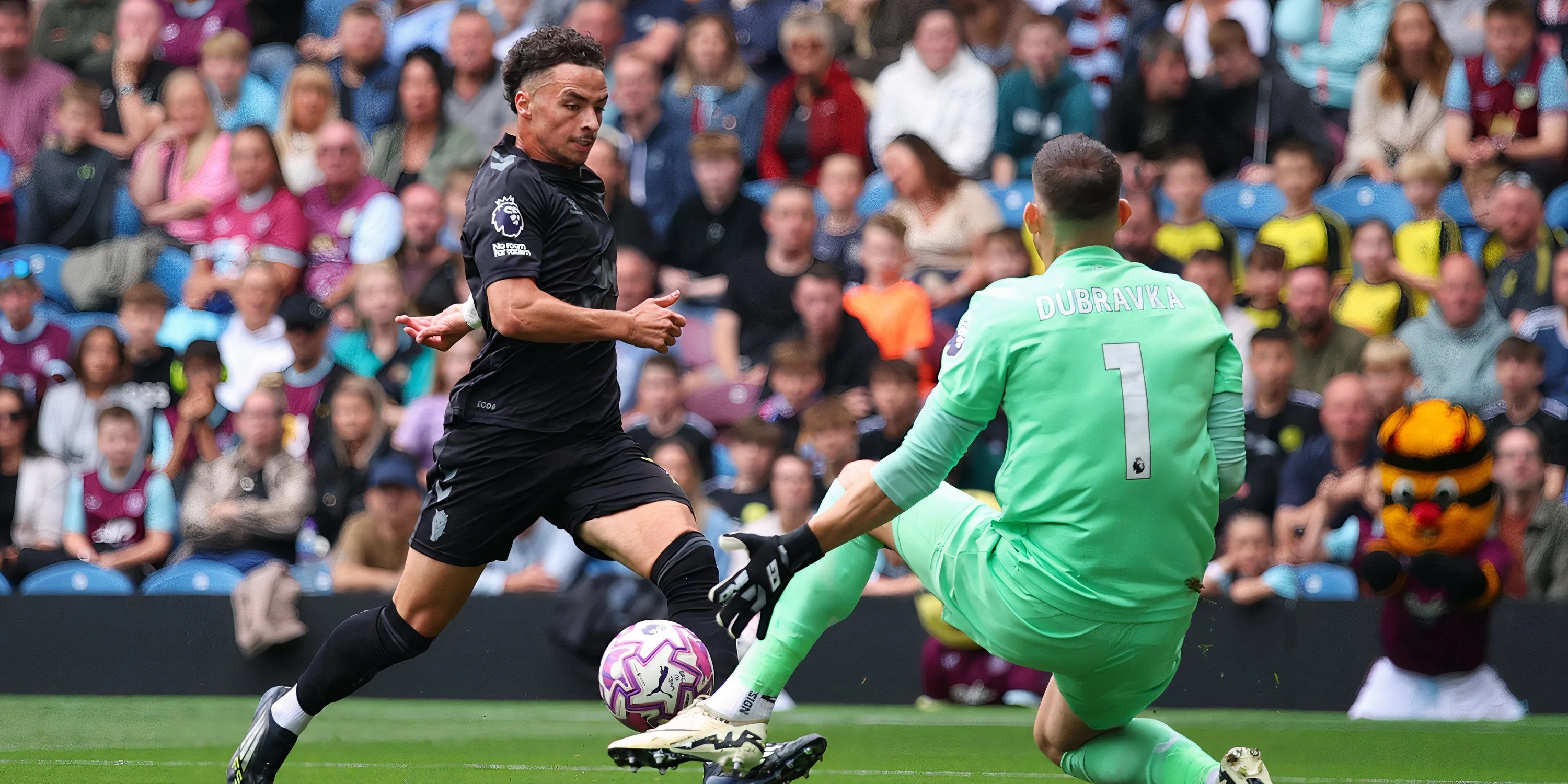 Chemsdine Talbi với phong thái dũng mãnh trên cánh phải của Sunderland