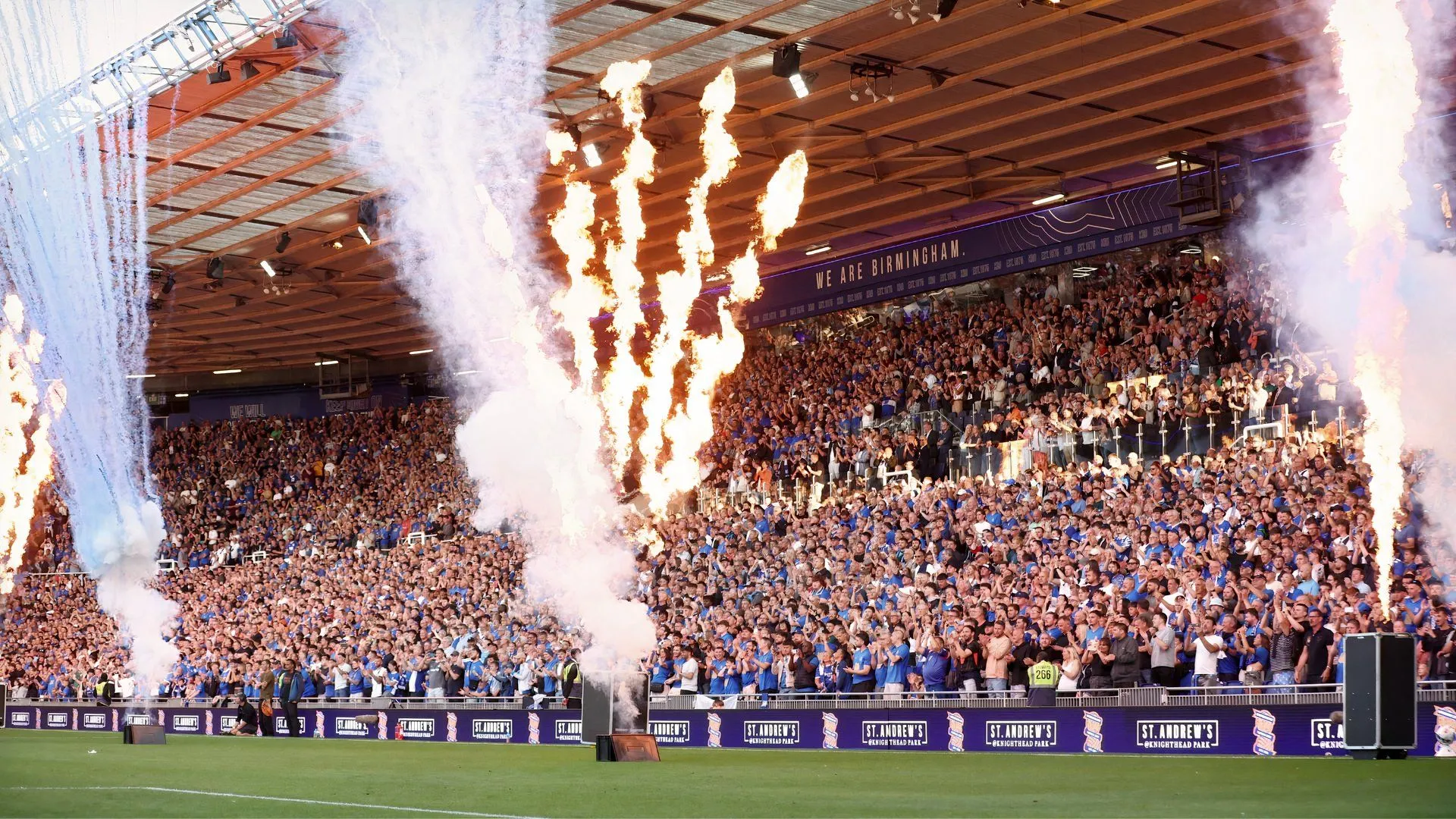 Cổ động viên Birmingham cuồng nhiệt tại St Andrew's, bầu không khí cuồng nhiệt của EFL