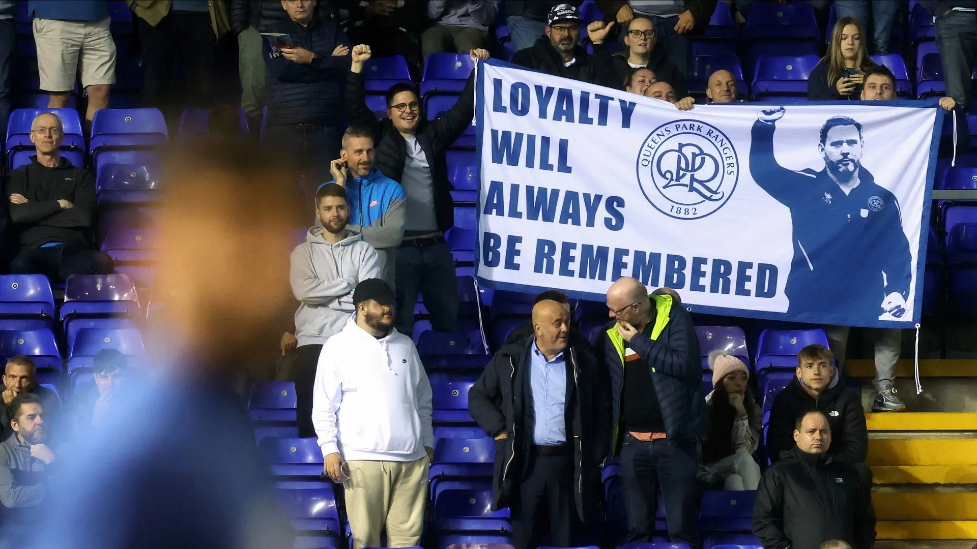 Cổ động viên QPR cổ vũ nồng nhiệt, tiếp lửa cho Burrell và đội bóng