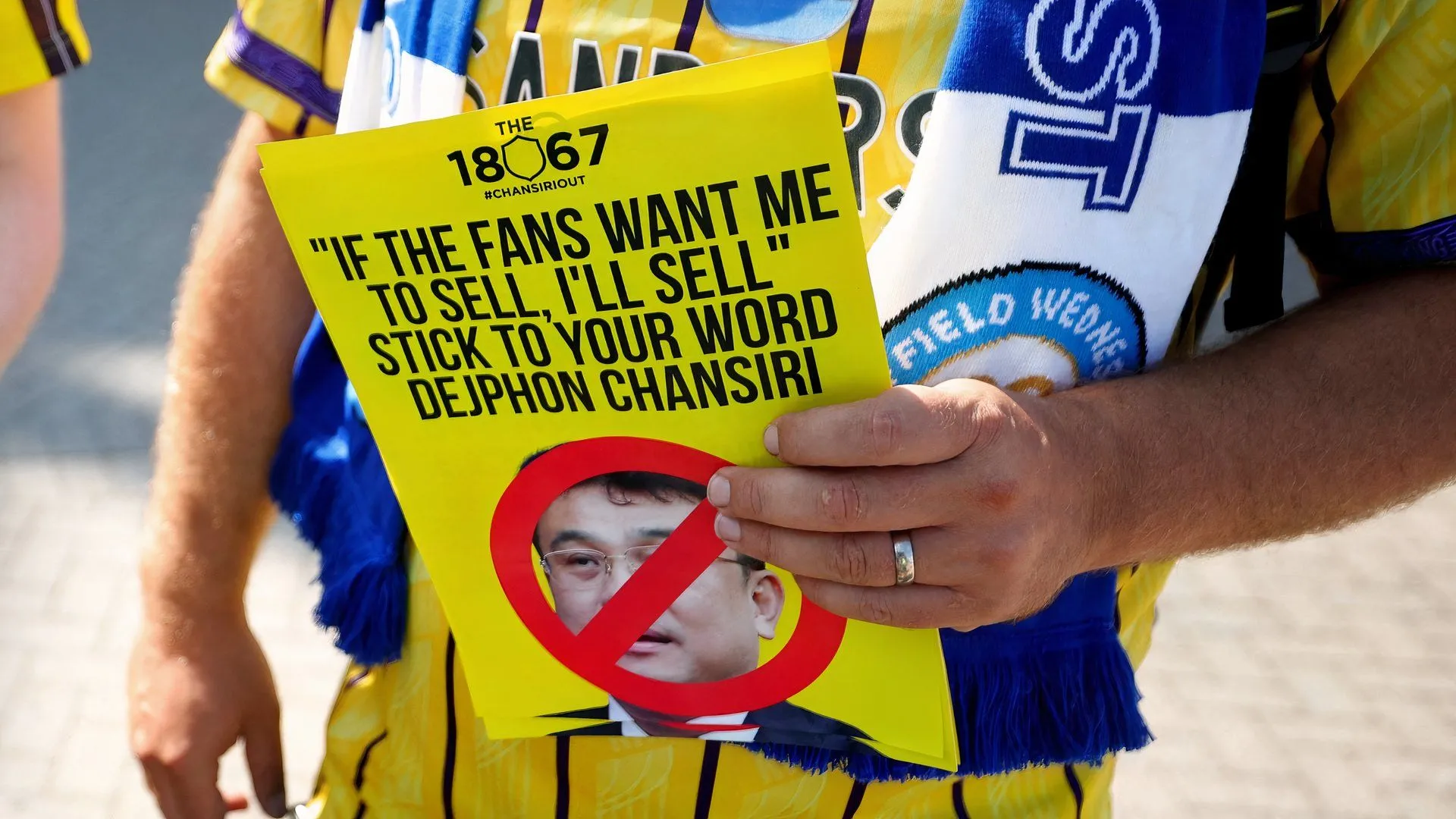 Cổ động viên Sheffield Wednesday biểu tình chống chủ sở hữu Dejphon Chansiri với tờ rơi và biểu ngữ