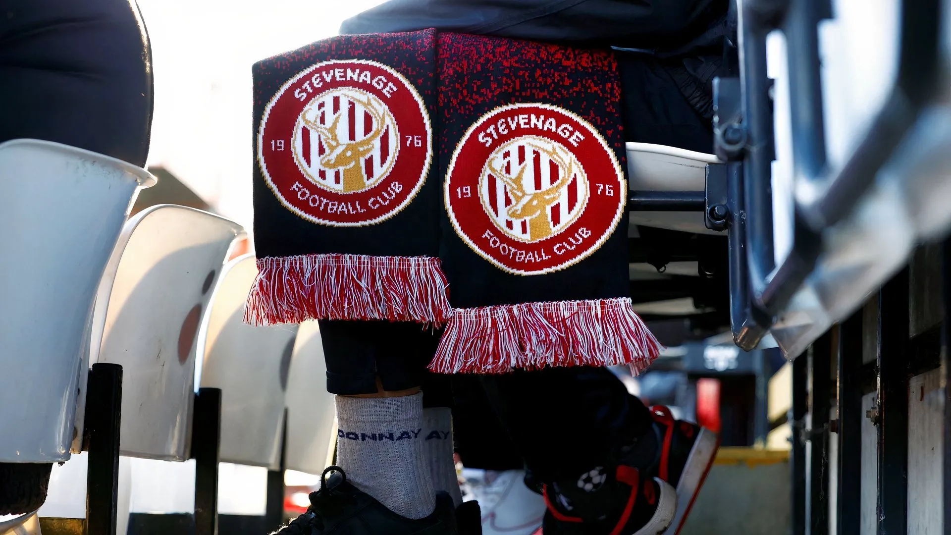 Cổ động viên Stevenage với khăn quàng, hình ảnh khắc hoạ khát vọng bổ sung nhân sự cho cuộc đua lên hạng