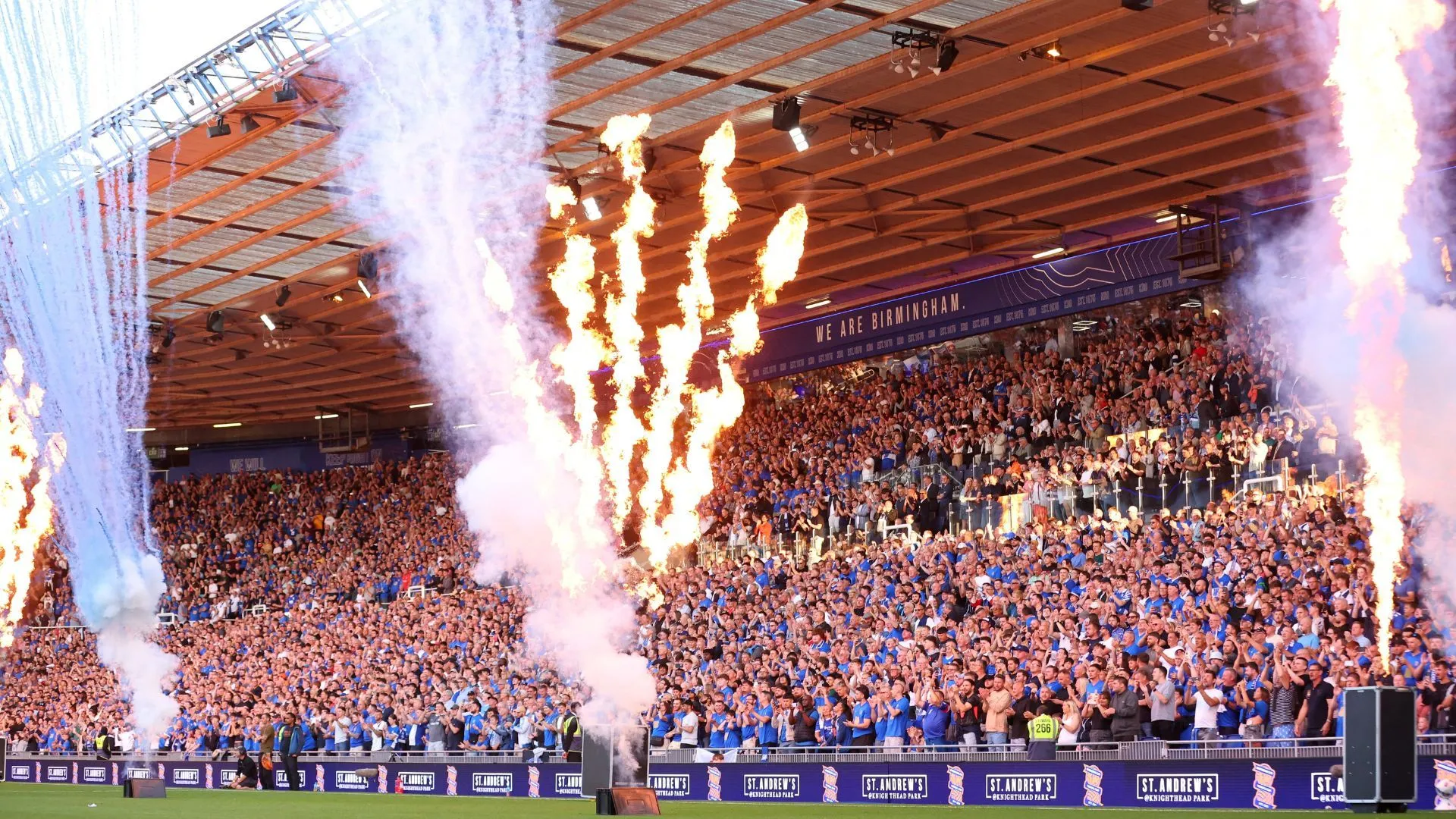 Cổng vào sân mới với cảm hứng ống khói và biểu tượng công nghiệp của Birmingham City