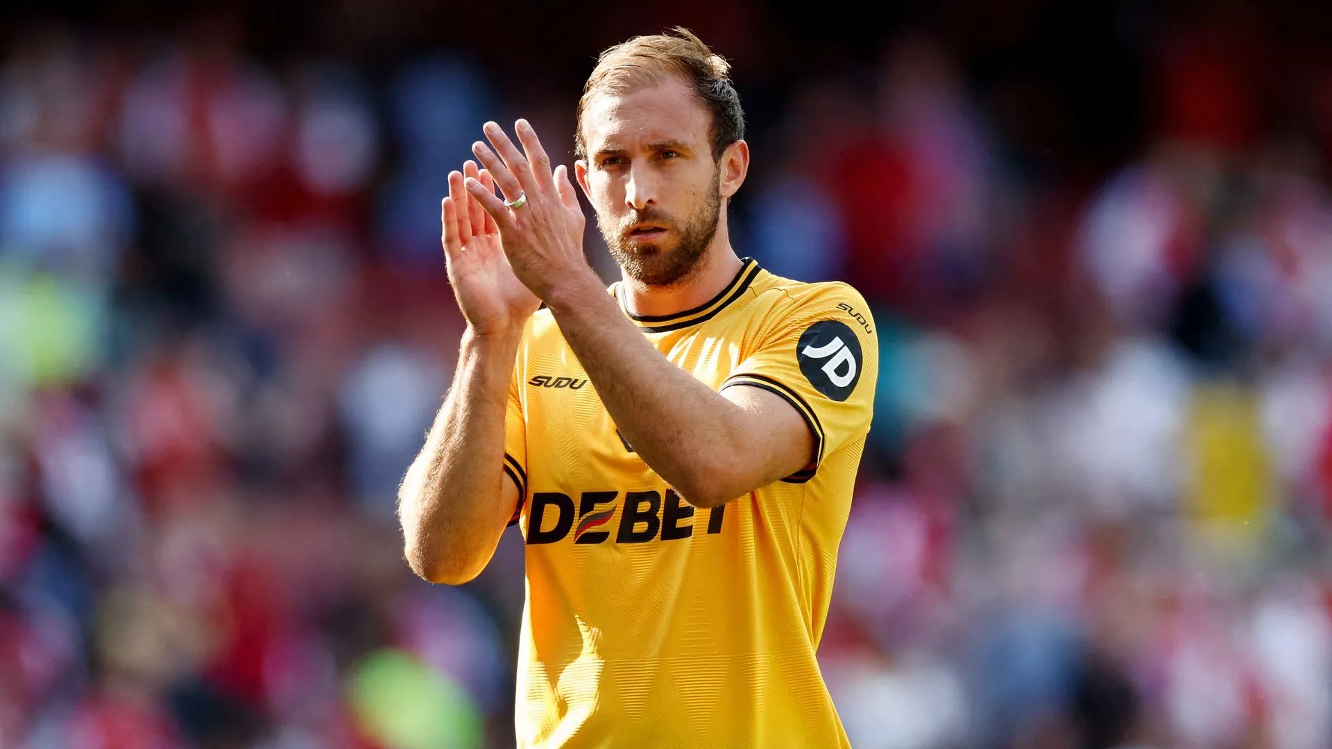 Craig Dawson cầm bóng trong pha phòng ngự, tượng trưng cho kinh nghiệm dày dặn ở Premier League