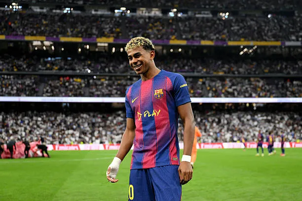 Đồng đội và ban huấn luyện Barcelona bên cạnh Yamal, tạo nên môi trường hỗ trợ vững chắc