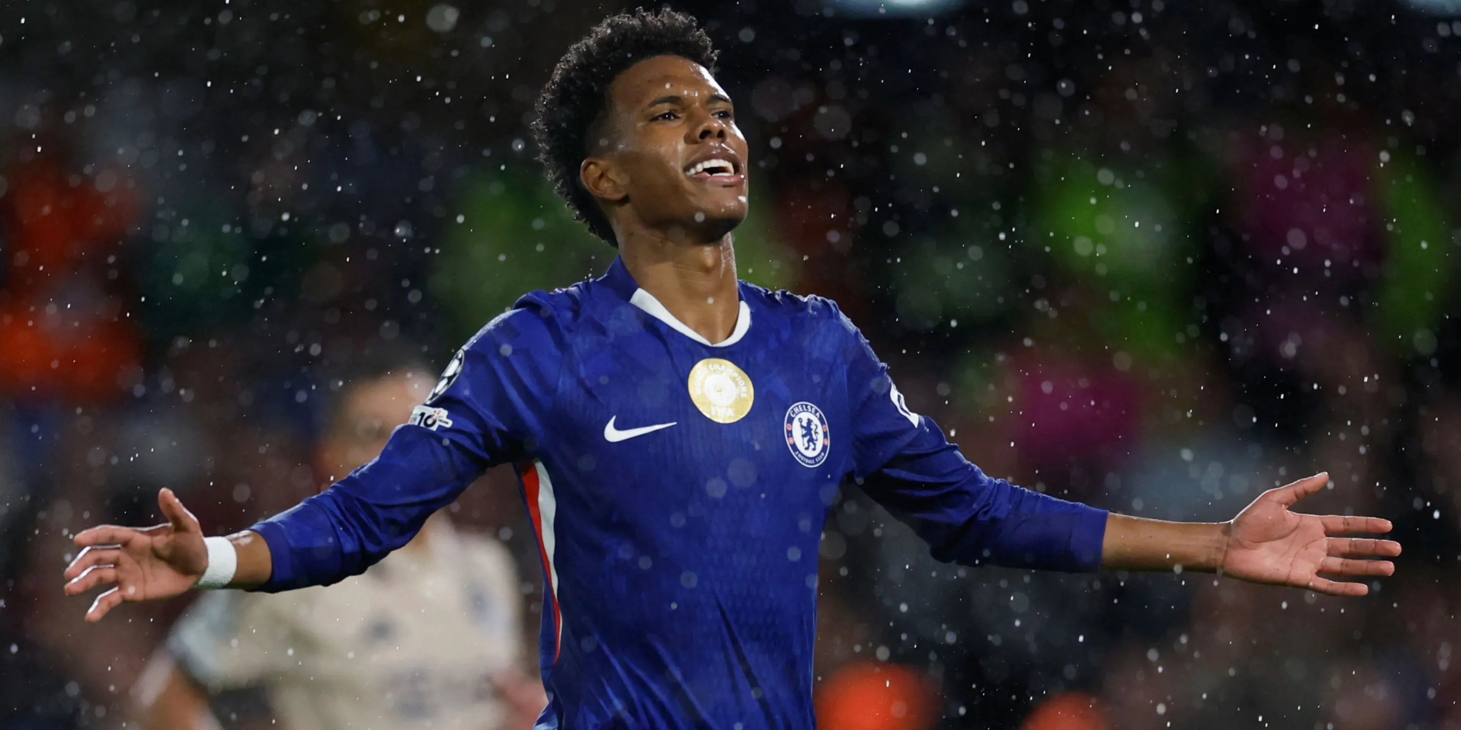 Estevão số 41 của Chelsea thực hiện quả phạt đền vào lưới Ajax