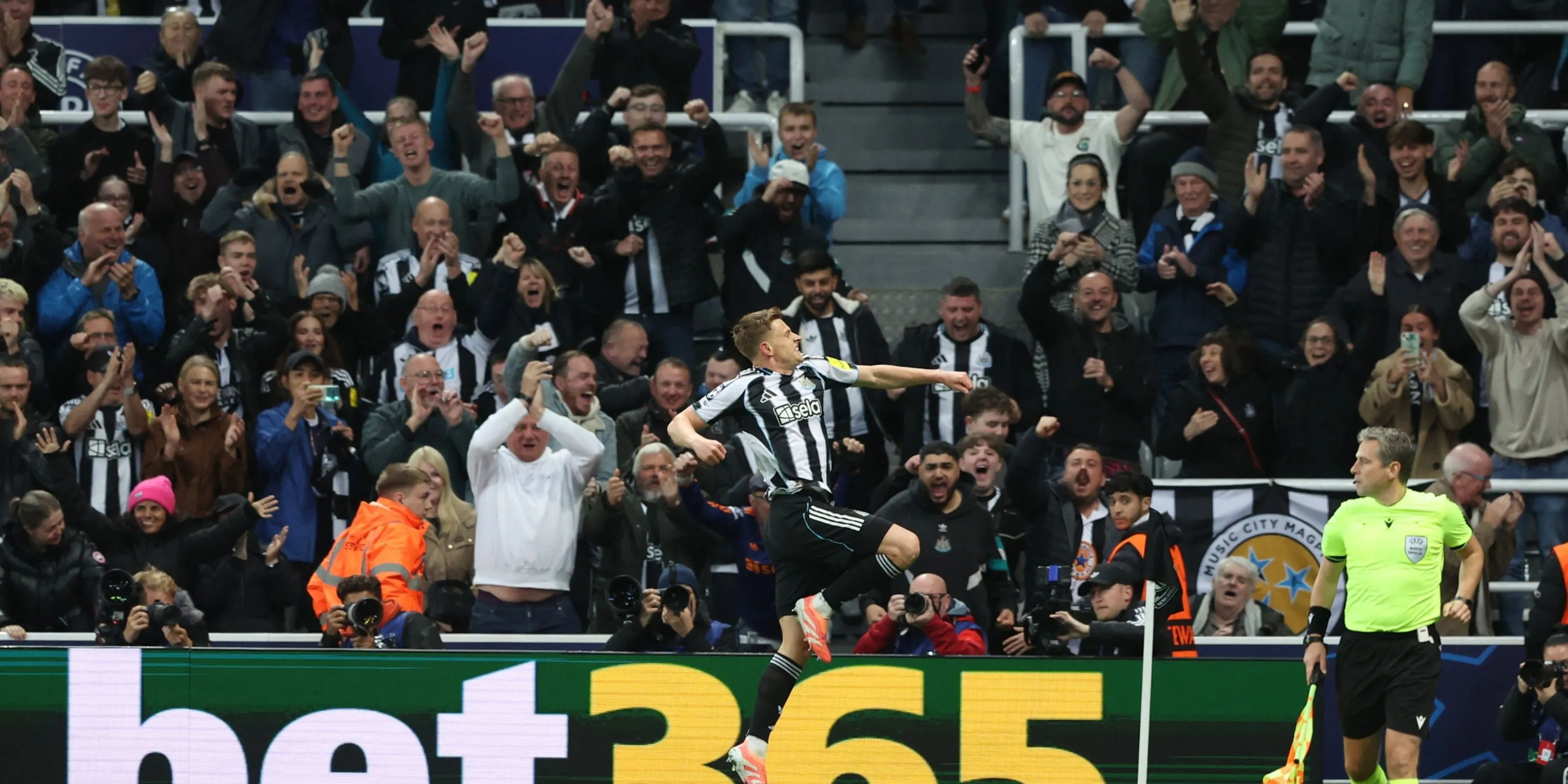 Harvey Barnes ăn mừng bàn thắng cho Newcastle