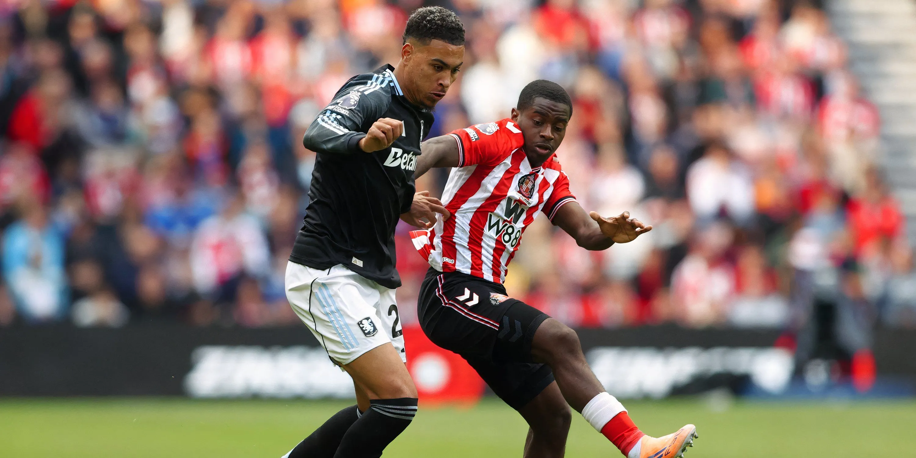 Hậu vệ Noah Sadiki trong màu áo Sunderland