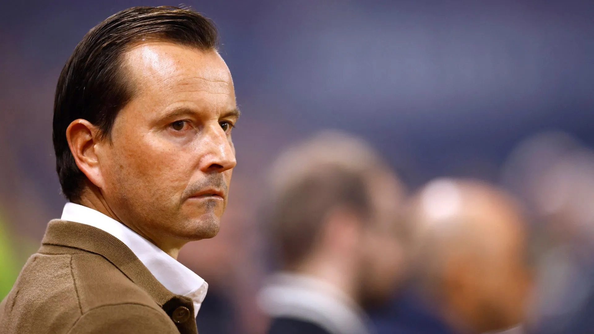 HLV Julien Stephan chỉ đạo trên đường biên, sử dụng chiến thuật tận dụng tốc độ của Burrell