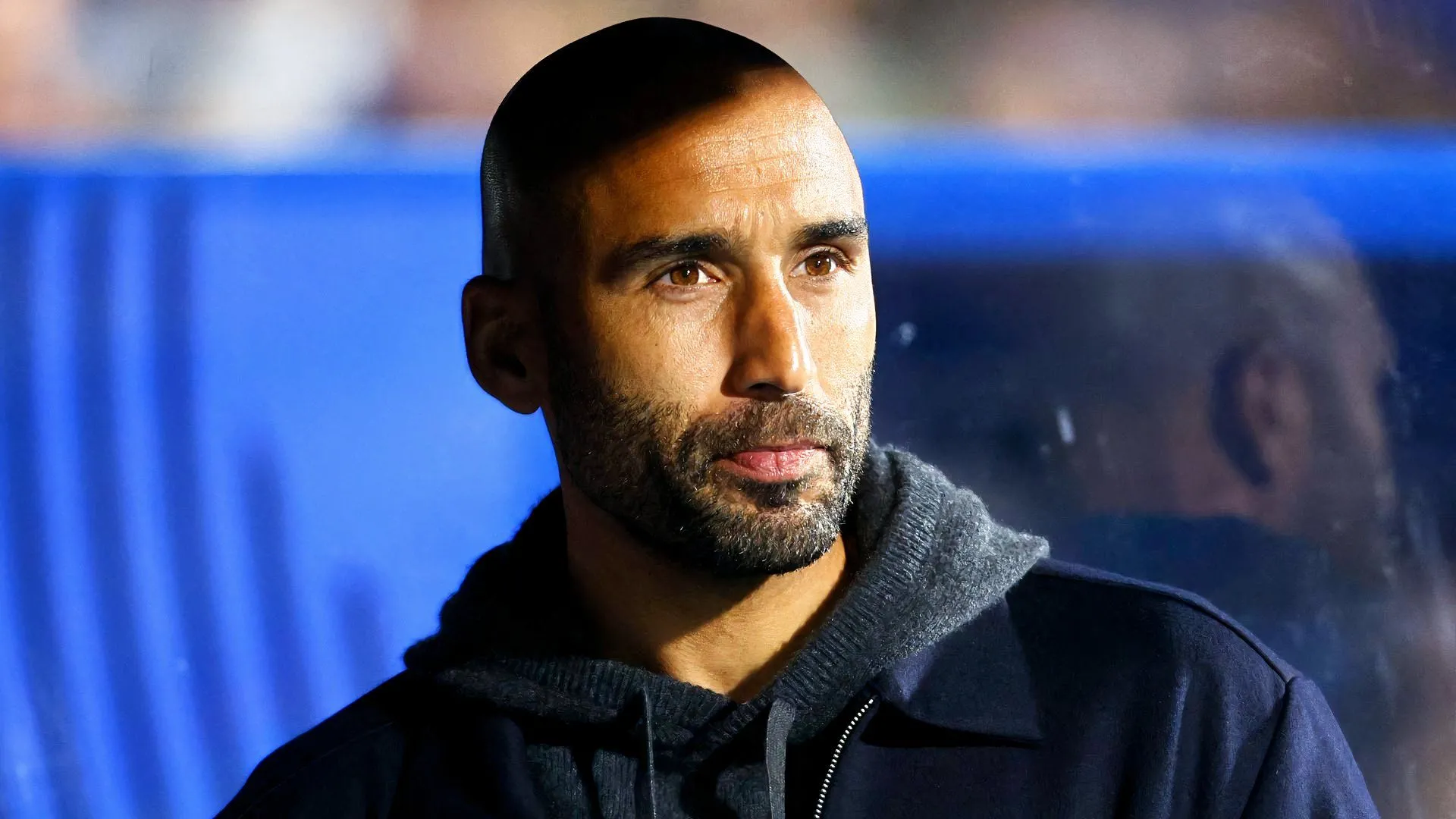 HLV Lee Grant dẫn dắt Huddersfield Town trên băng ghế kỹ thuật, ảnh phong độ và cảm xúc của đội bóng ở League One