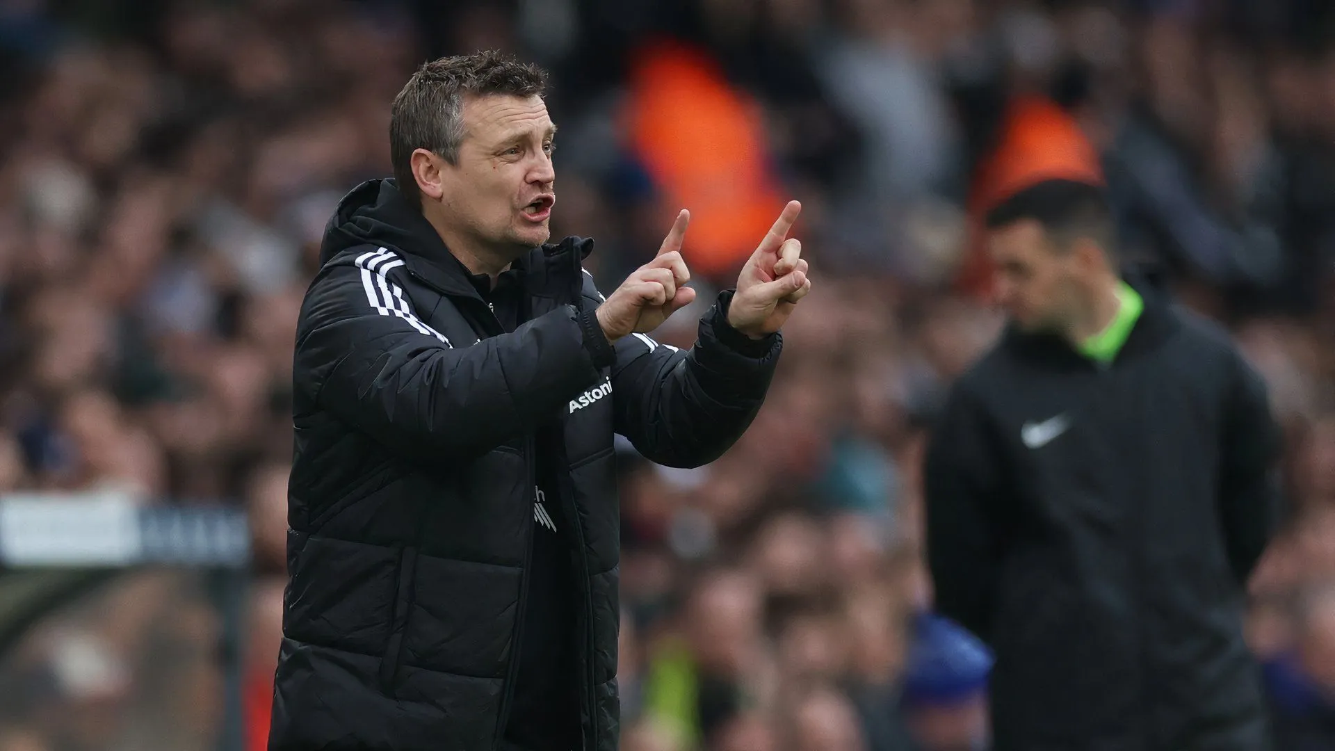 HLV Michael Skubala lúc chỉ đạo trận đấu, biểu tượng tham vọng của Lincoln City