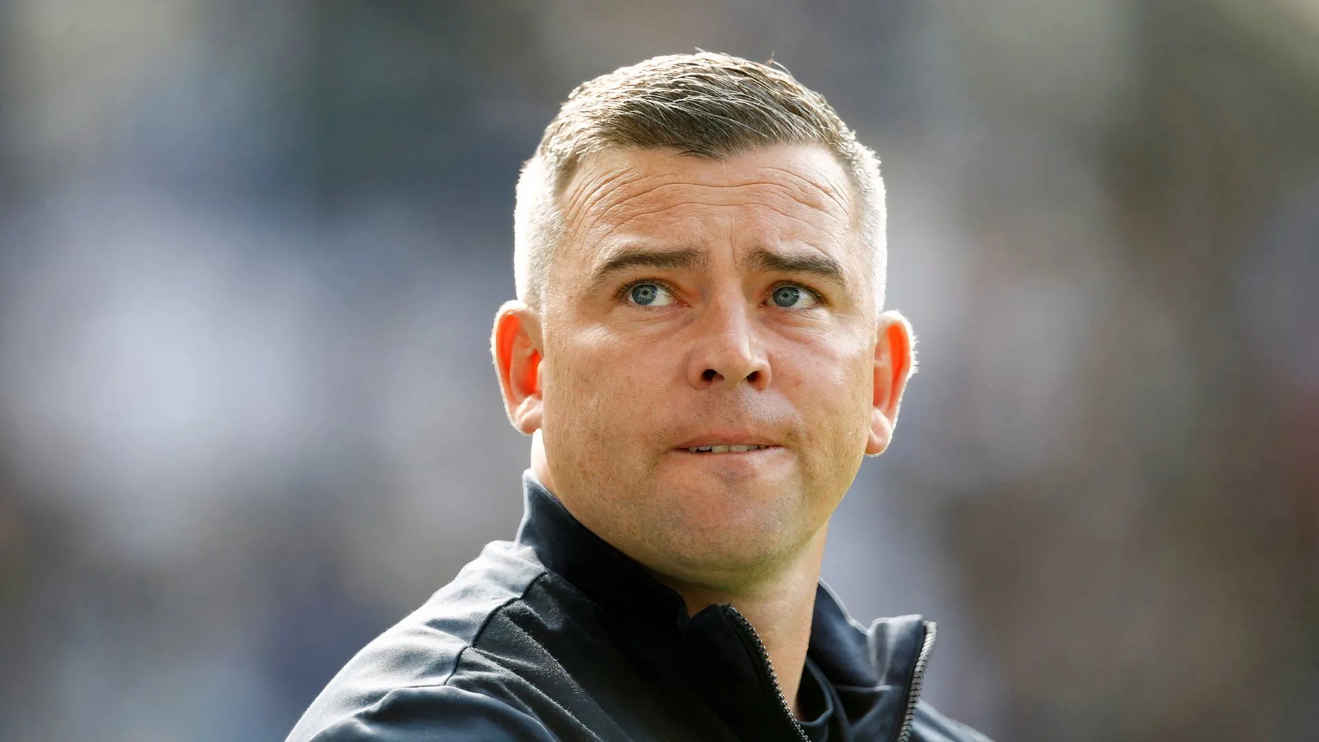 HLV Steven Schumacher dẫn dắt Bolton trên sân