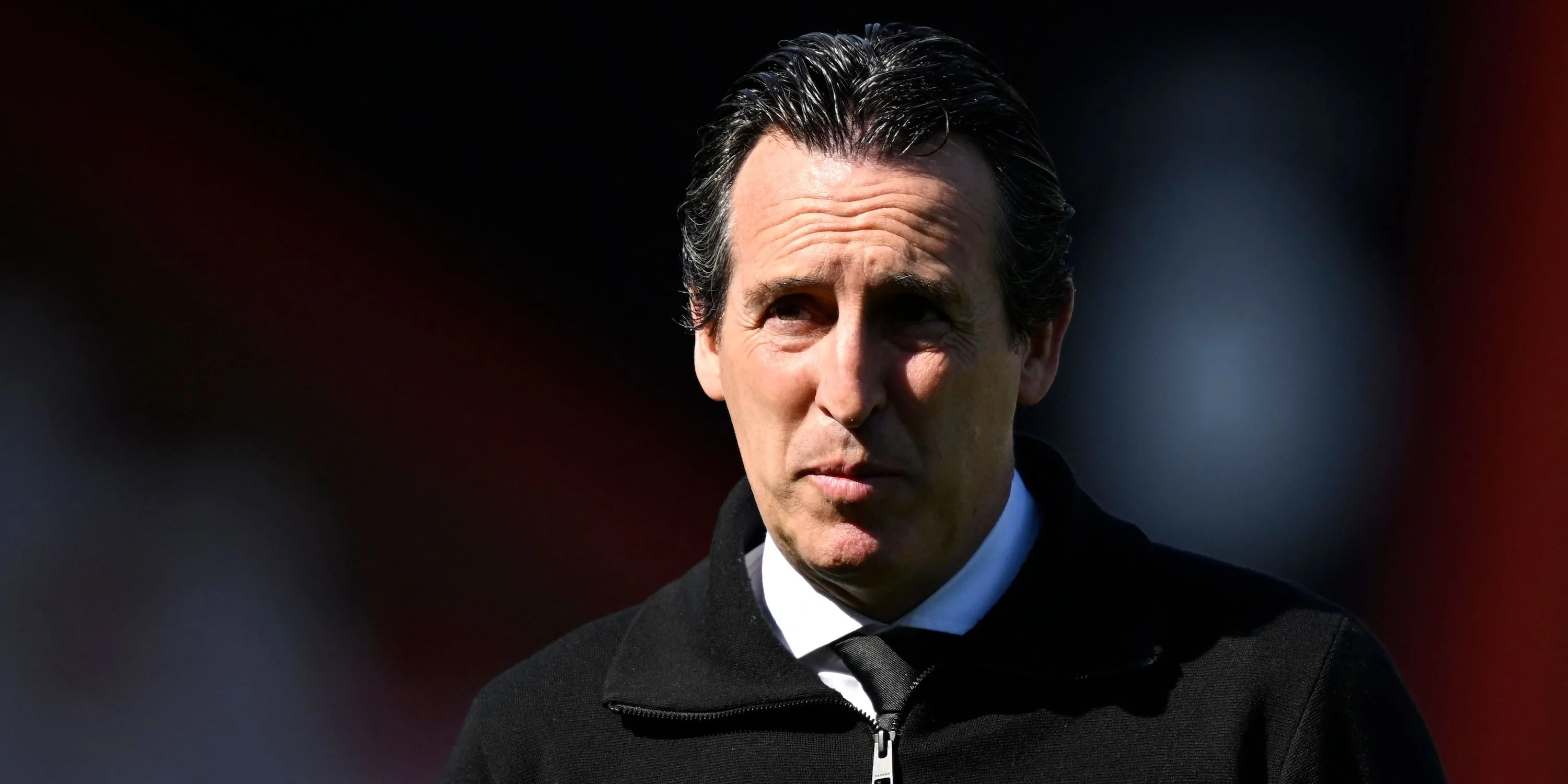 Huấn luyện viên Unai Emery của Aston Villa trước trận đấu tại Deventer, ánh mắt quyết liệt