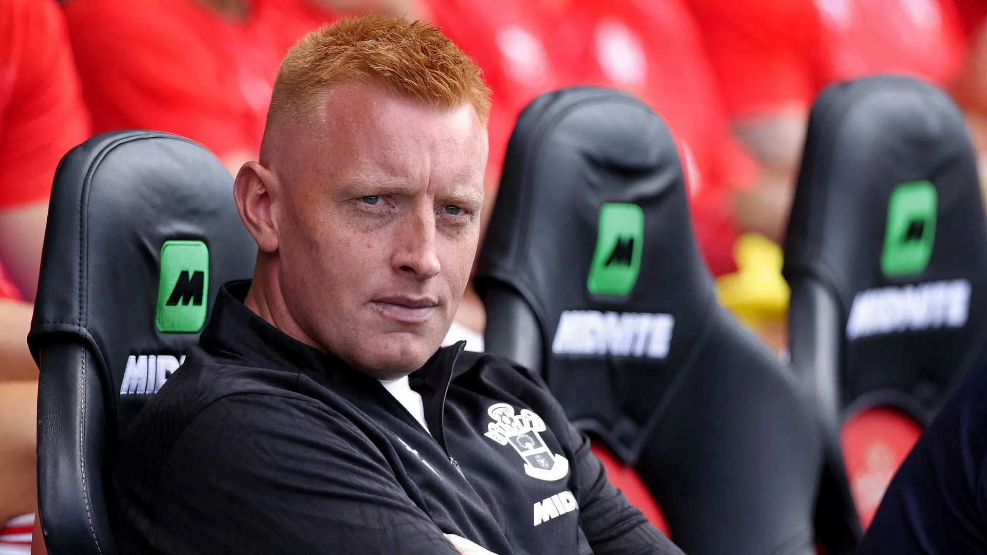 Huấn luyện viên Will Still trên ghế chỉ đạo tại St Mary's, Southampton