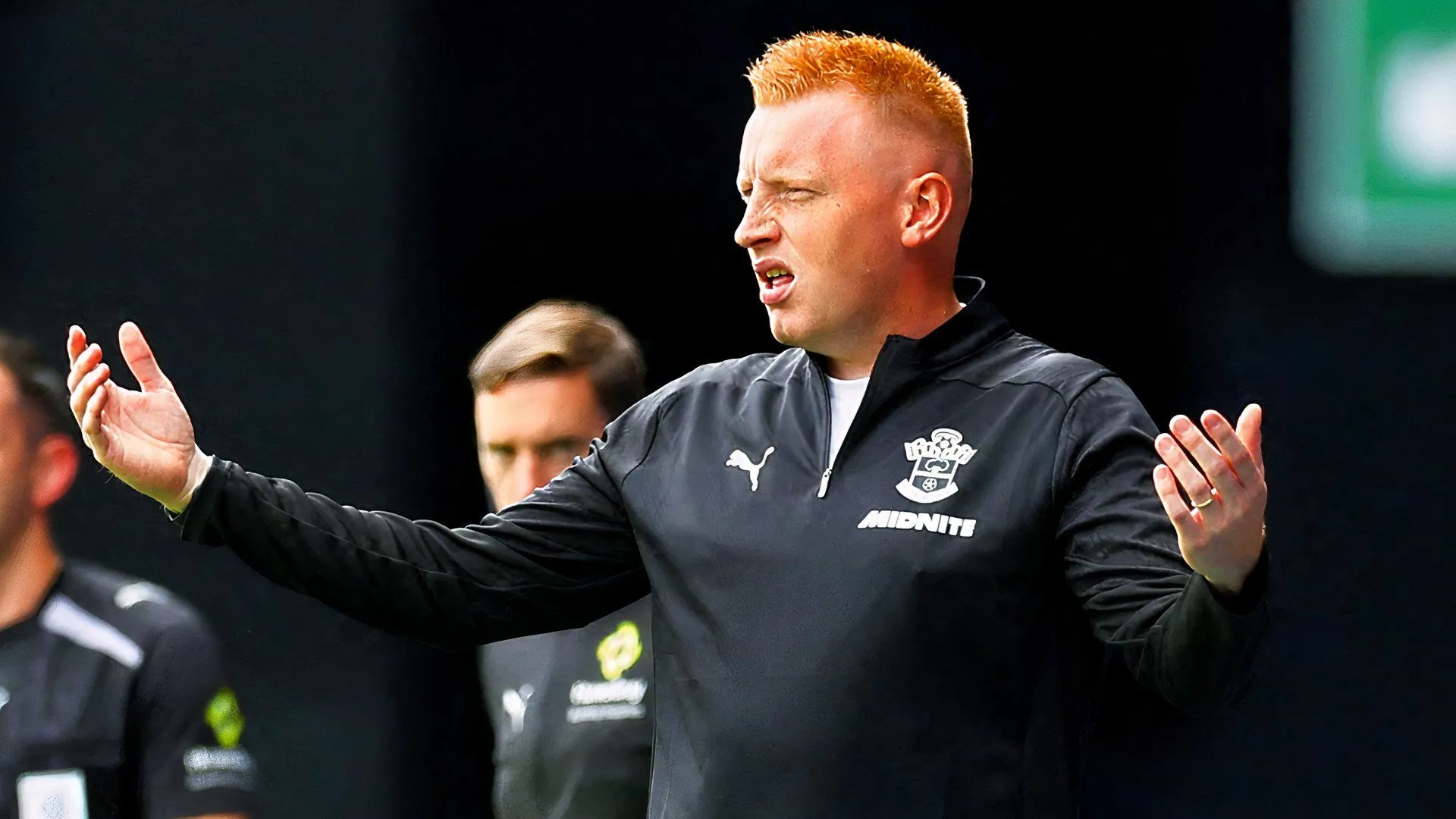 Huấn luyện viên Will Still trong màu áo Southampton trên sân St Mary's