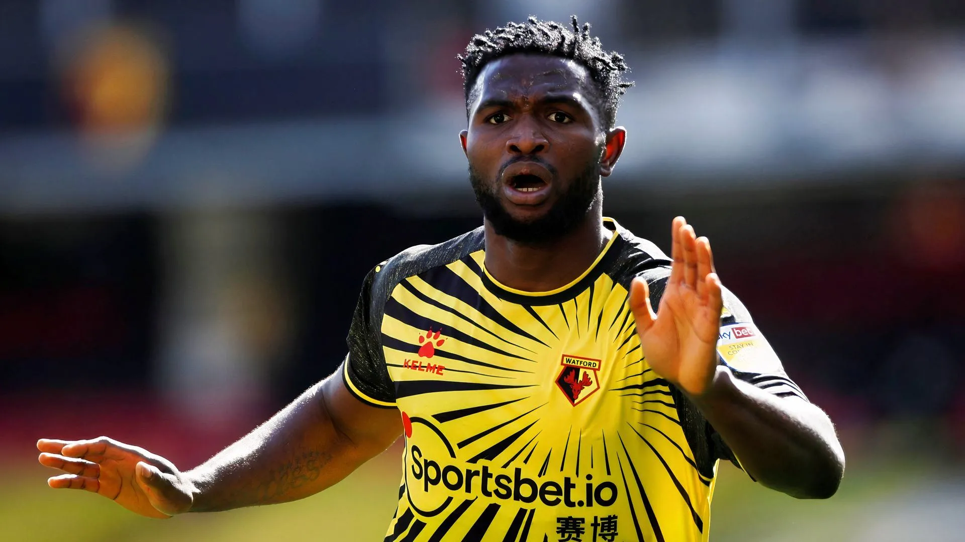 Isaac Success trong tư thế dứt điểm, gợi nhớ tới tốc độ và thể hình tiền đạo hiện đại